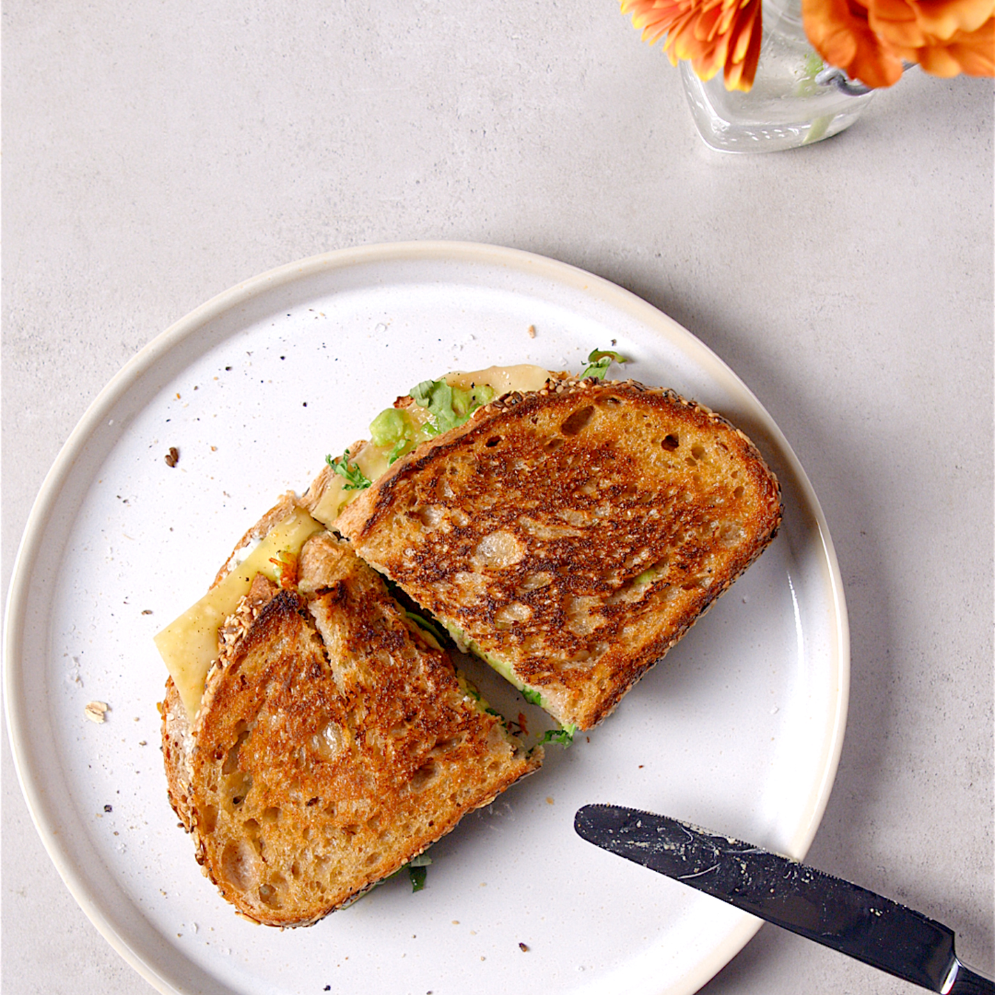 Pantosti met avocado, gedroogde tomaat en roomkaas