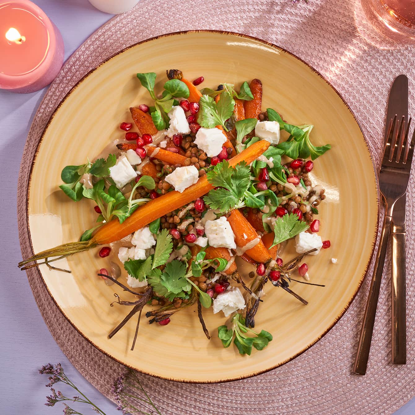 Salade van bospeen en linzen met tahini en fetakaas