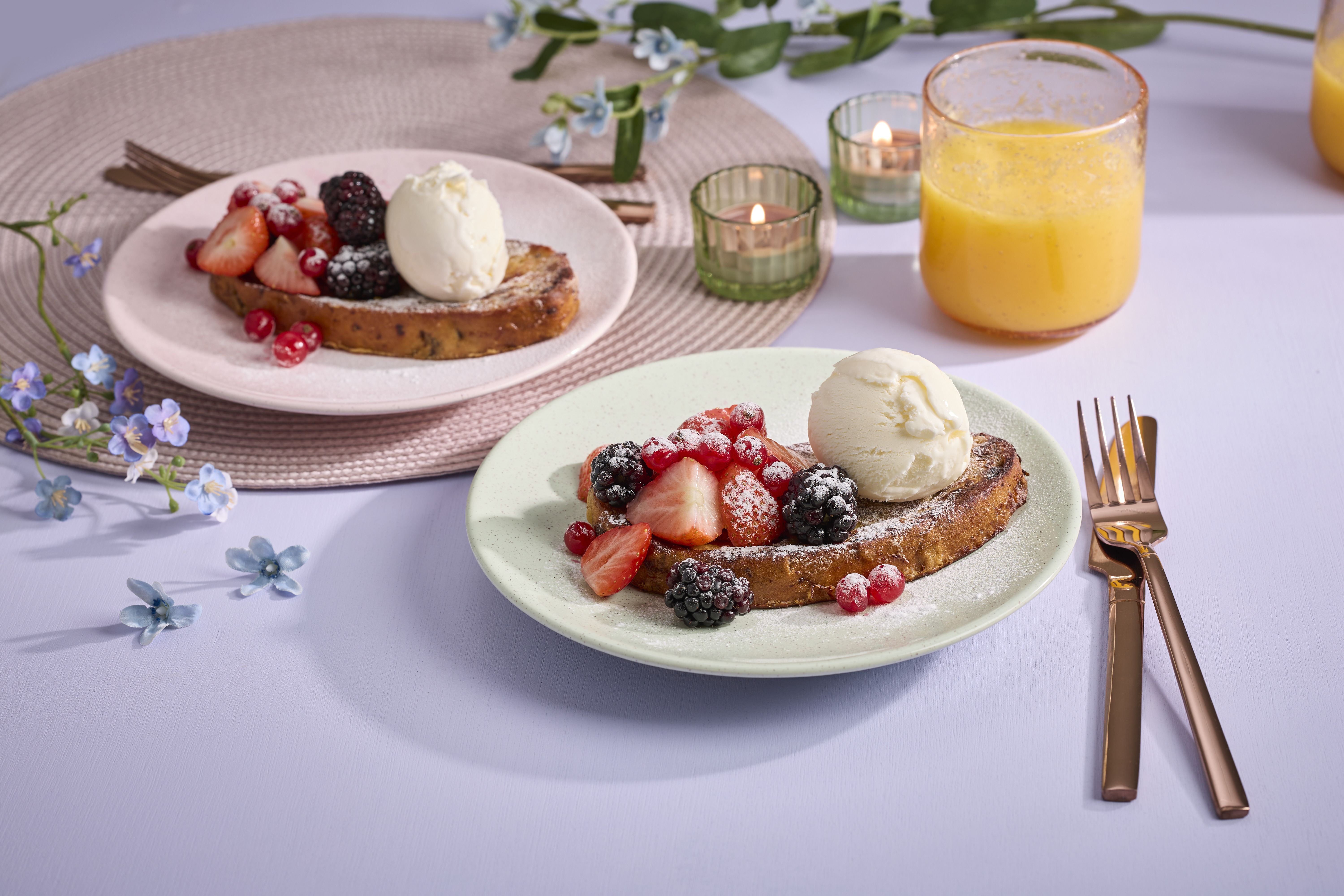 Wentelteefje van paasstol met roodfruit en vanille-ijs