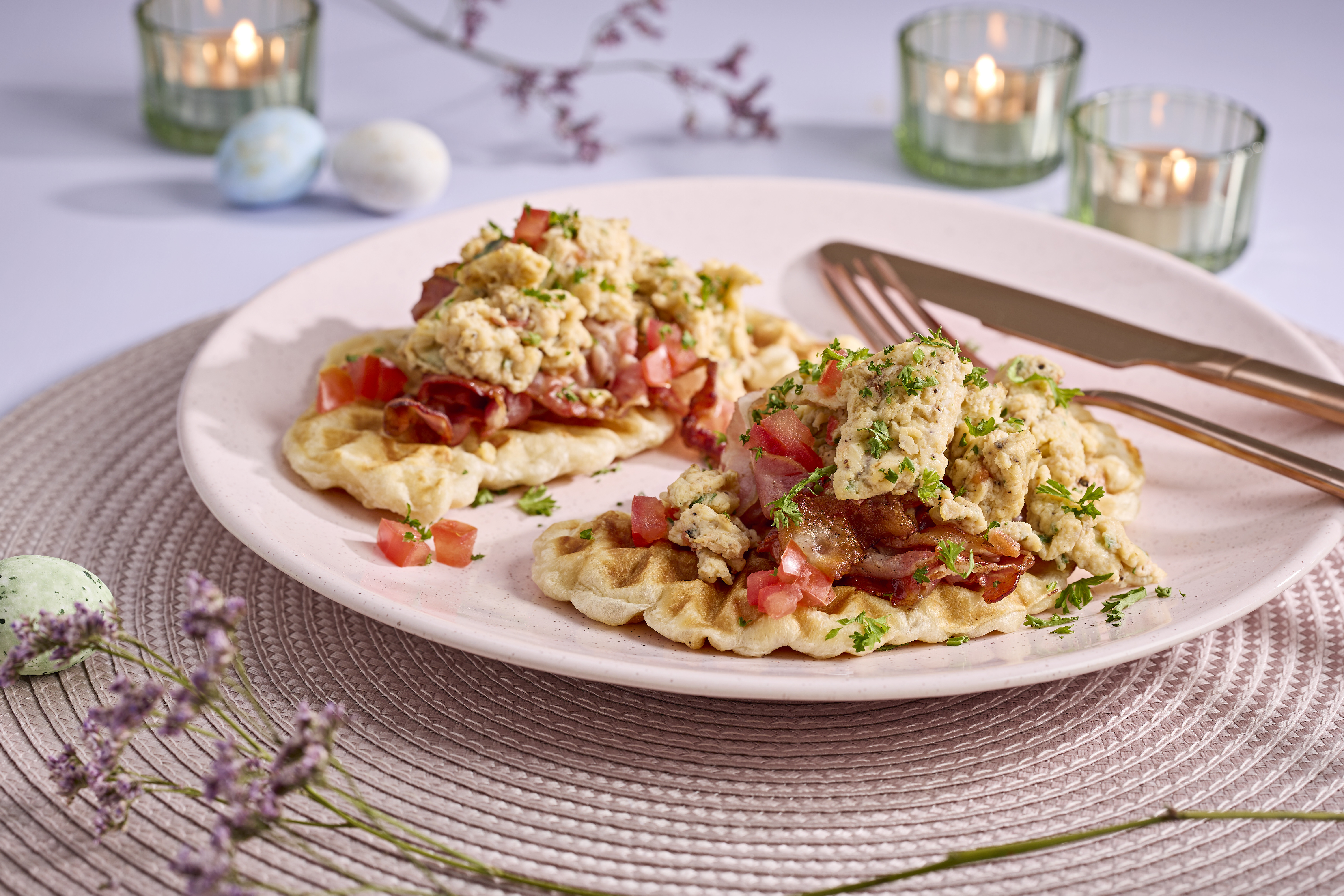 Hartige croffle met roerei en bacon