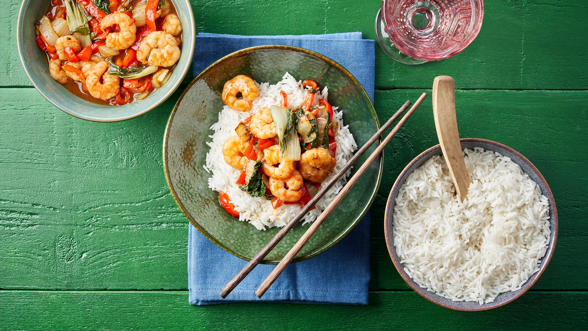 Roerbakschotel van wokgarnalen met puntpaprika en paksoi