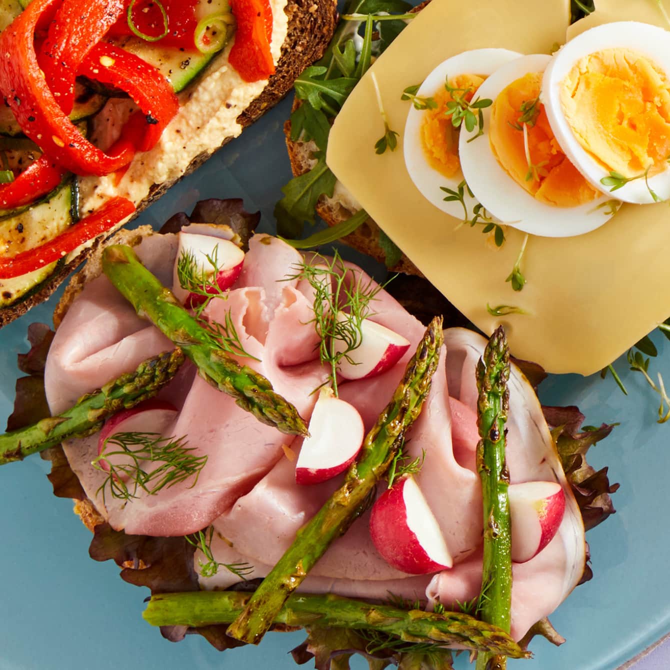 Desembrood met aspergeham en groene asperges