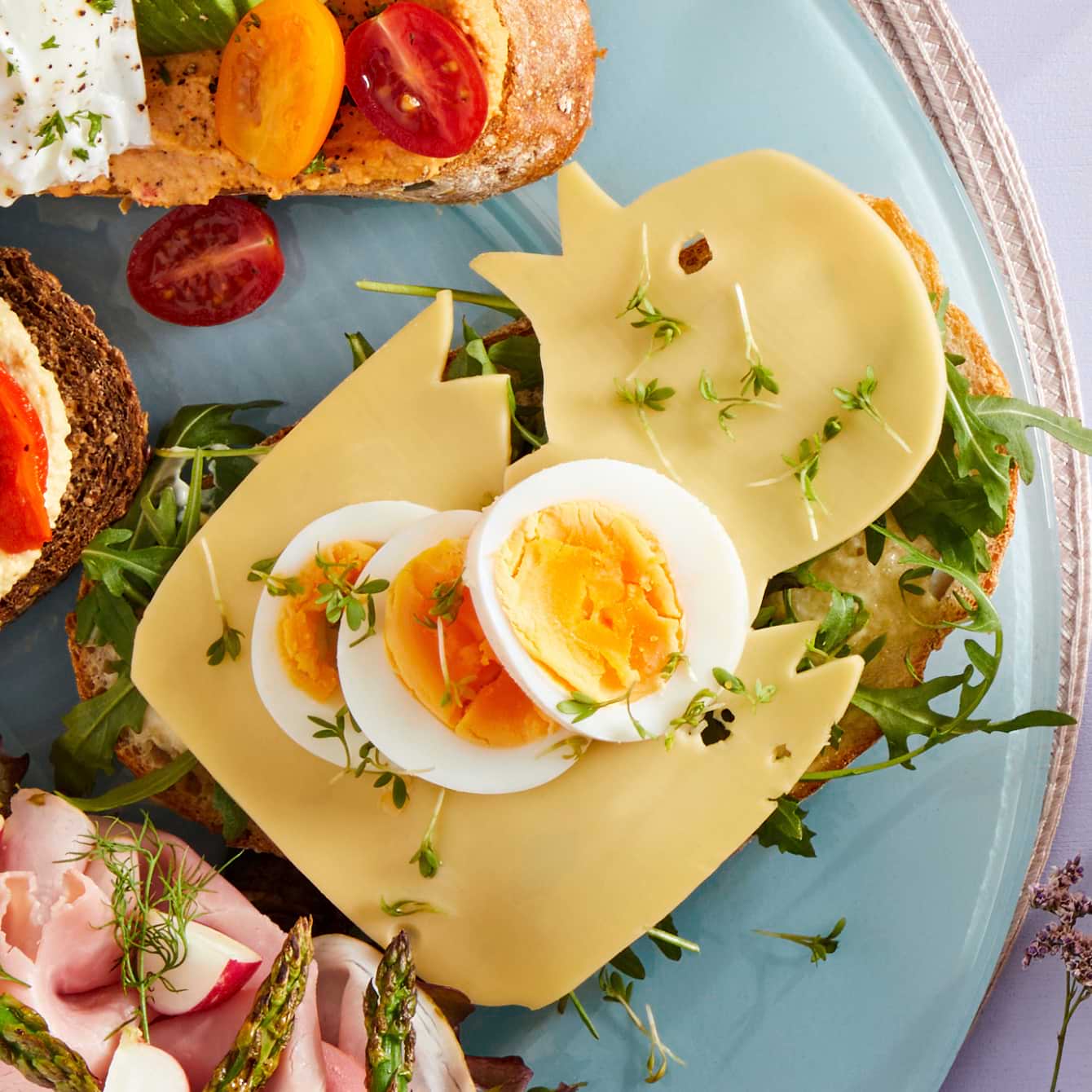 Desembrood met kaas en een gekookt eitje