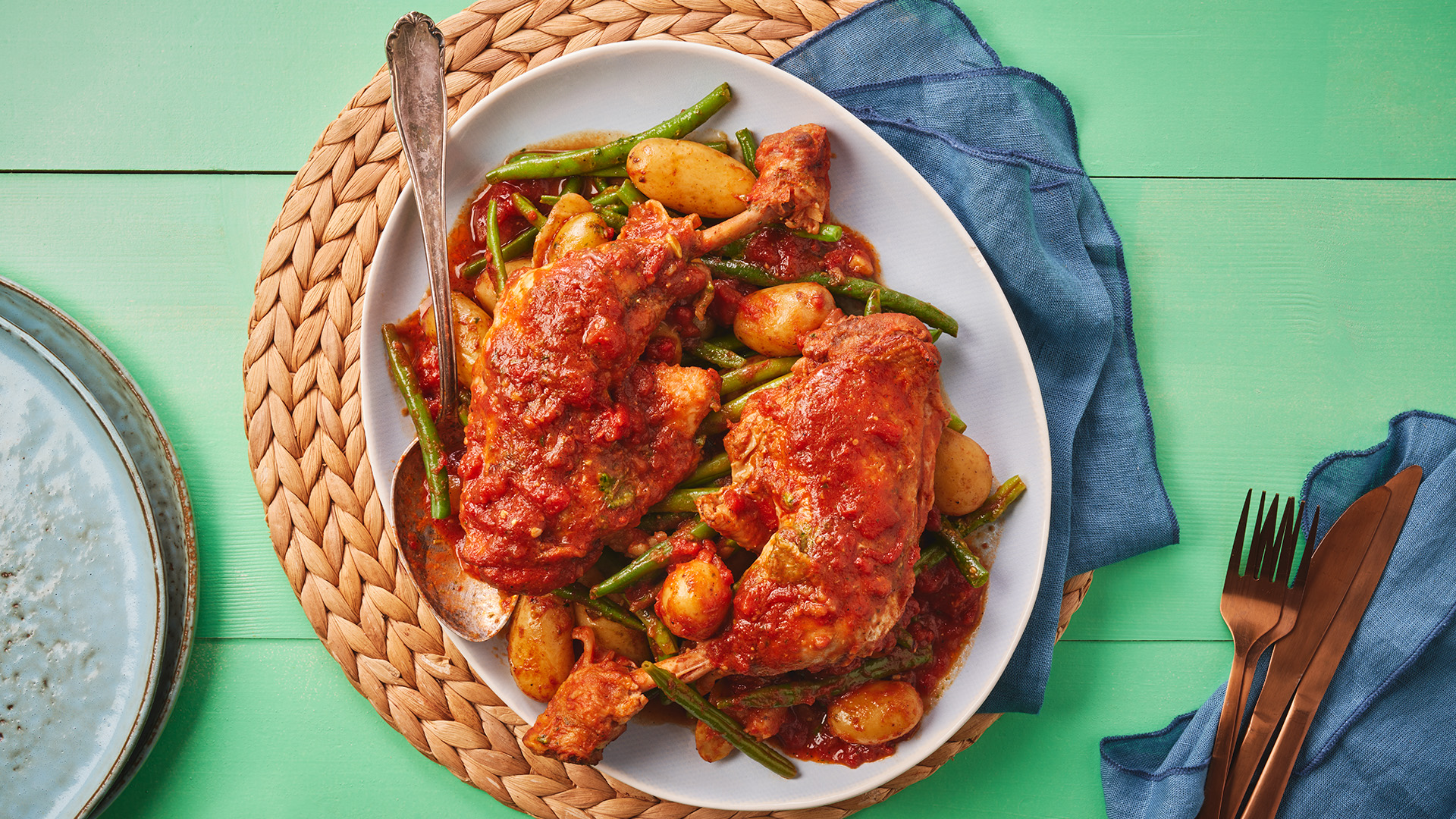 Stoofschotel van kippenbouten met sperziebonen en krieltjes