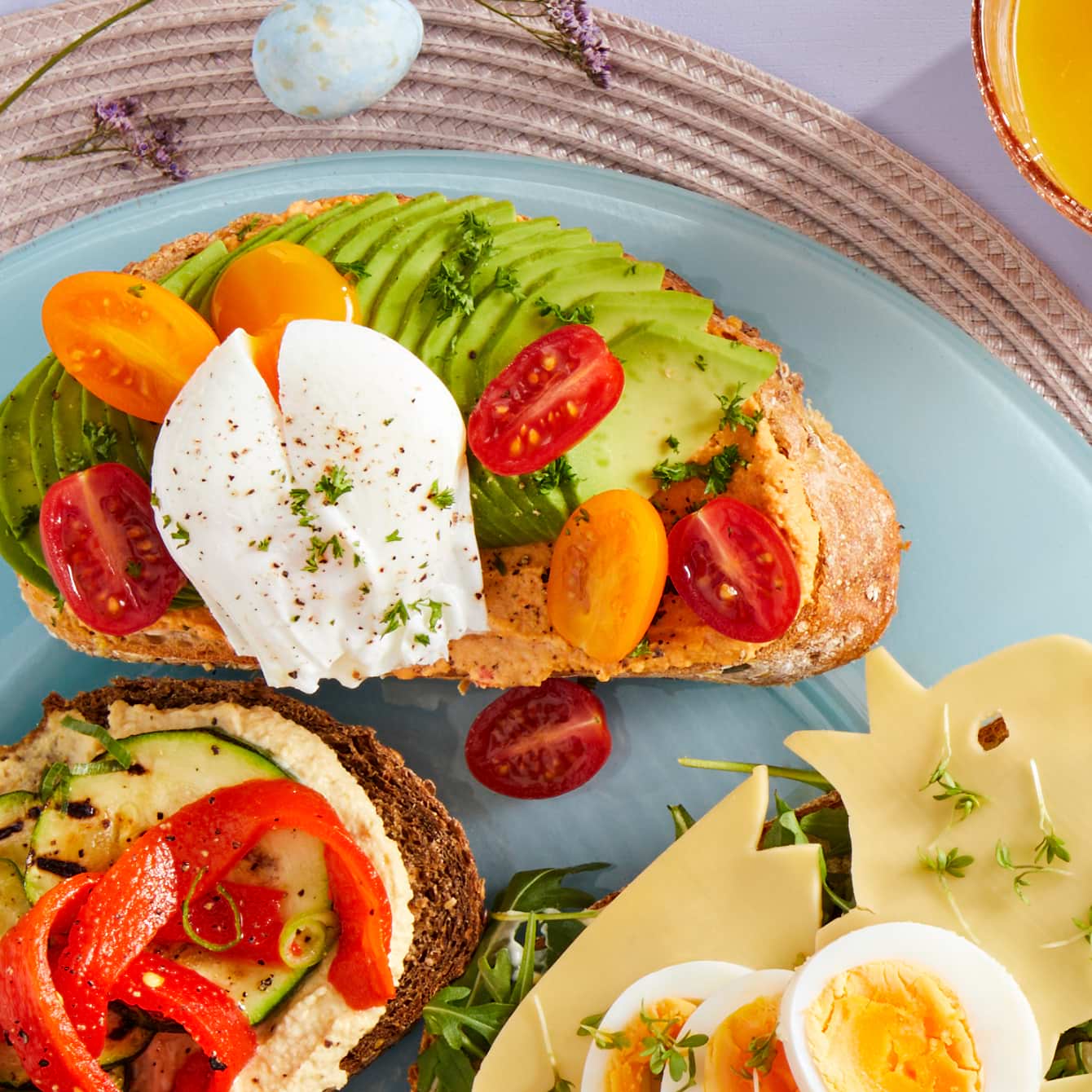 Desembrood met avocado en gepocheerd eitje