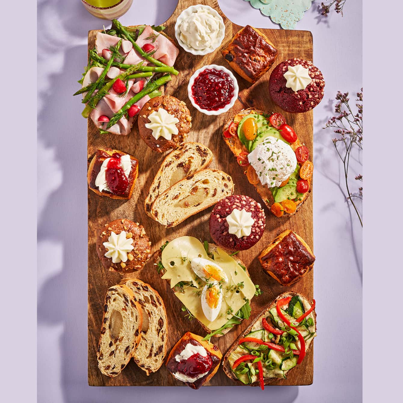 Brunchplank met broodjes en zoete hapjes