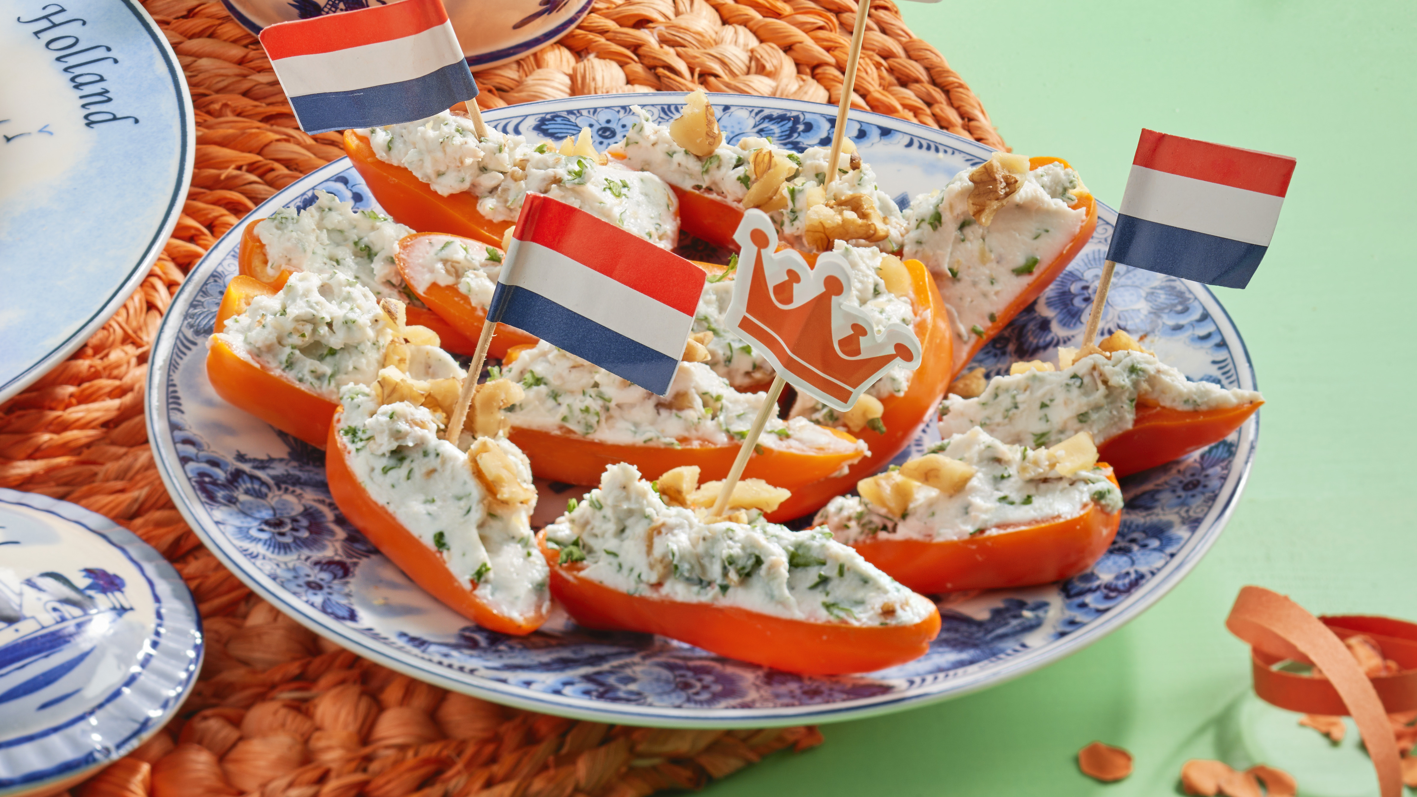 Oranje snackpaprika's met geitenkaas