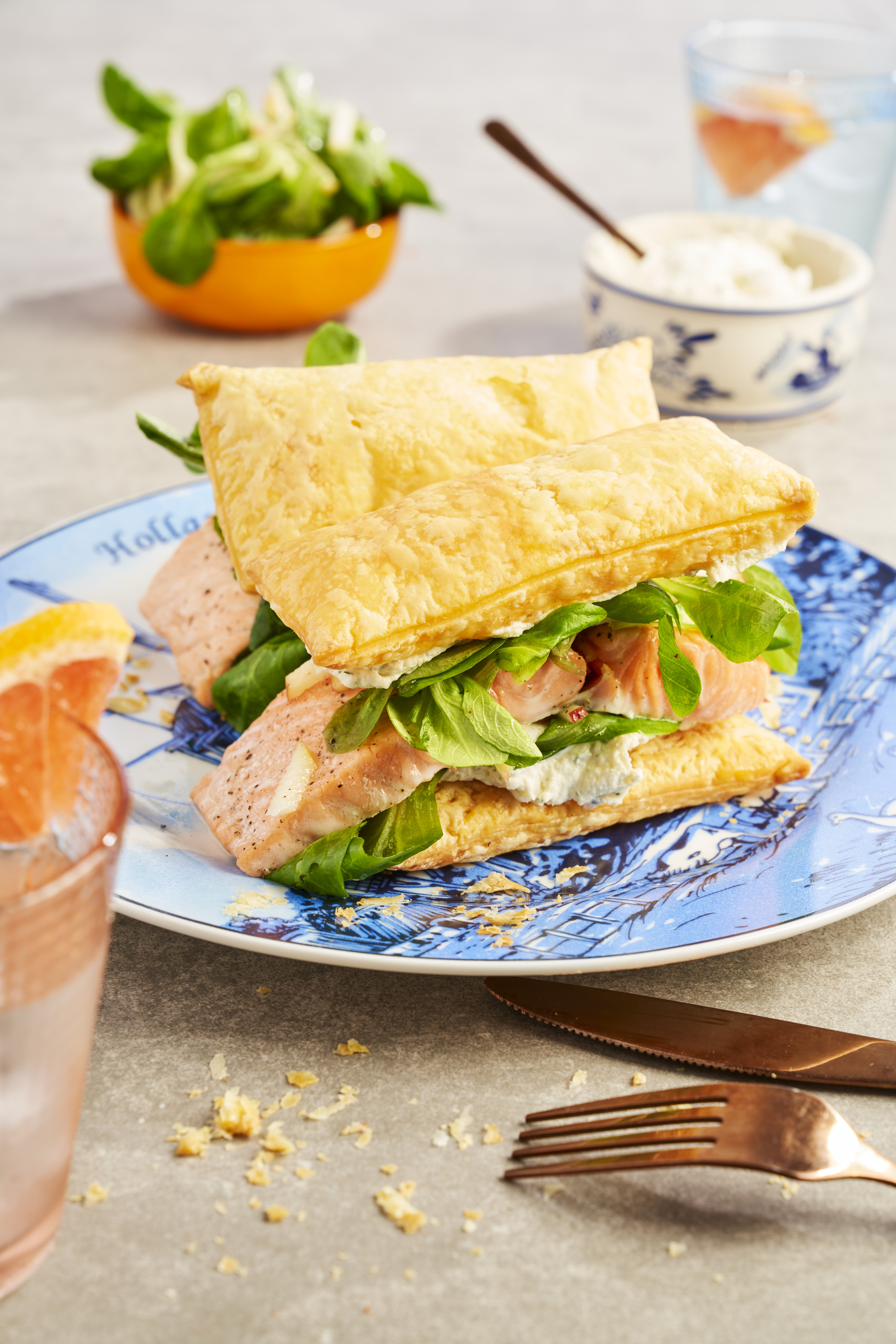 Tompouce van zalm met kruidenkaas en veldsla