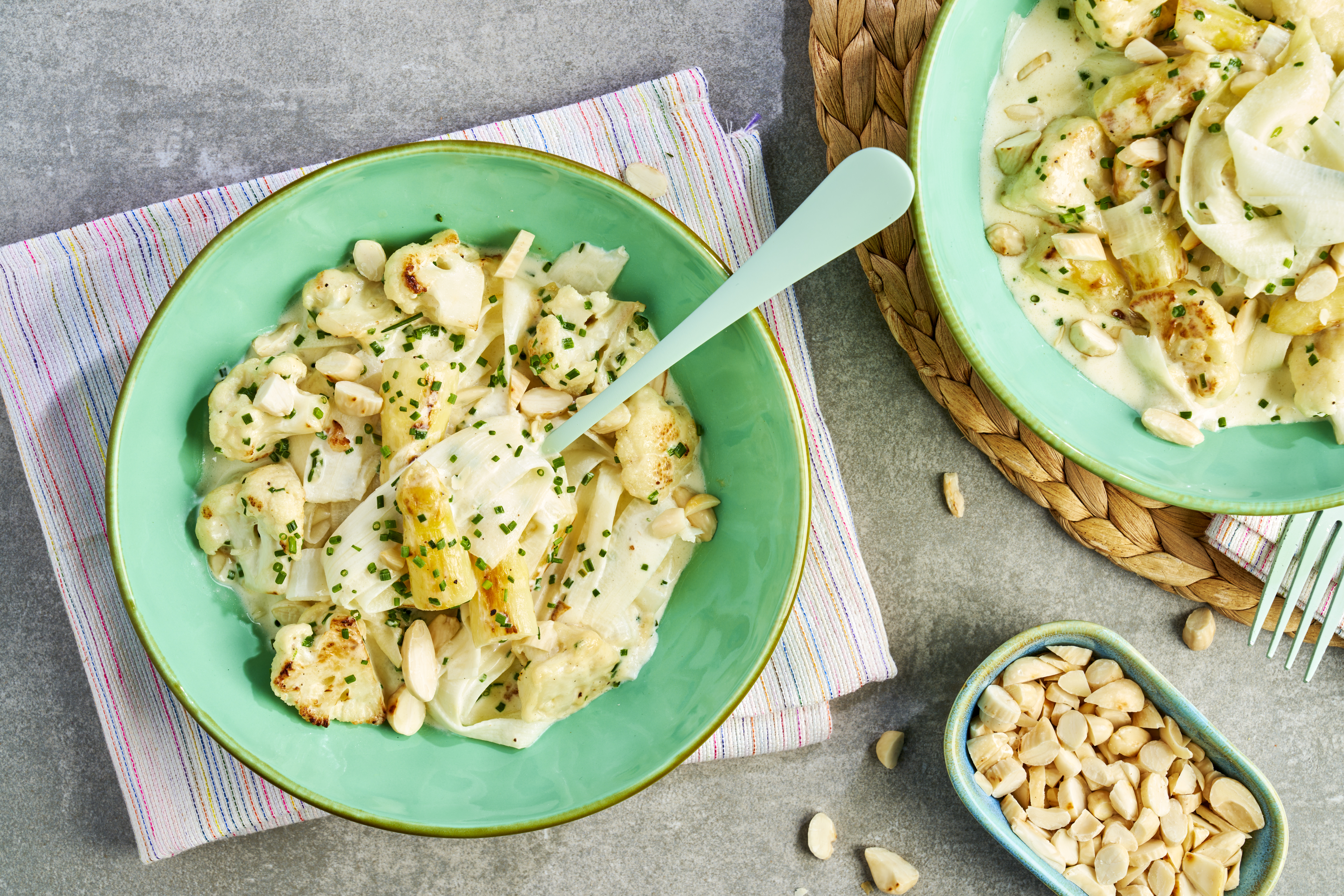 Tagliatelle van witte asperges met geroosterde bloemkool