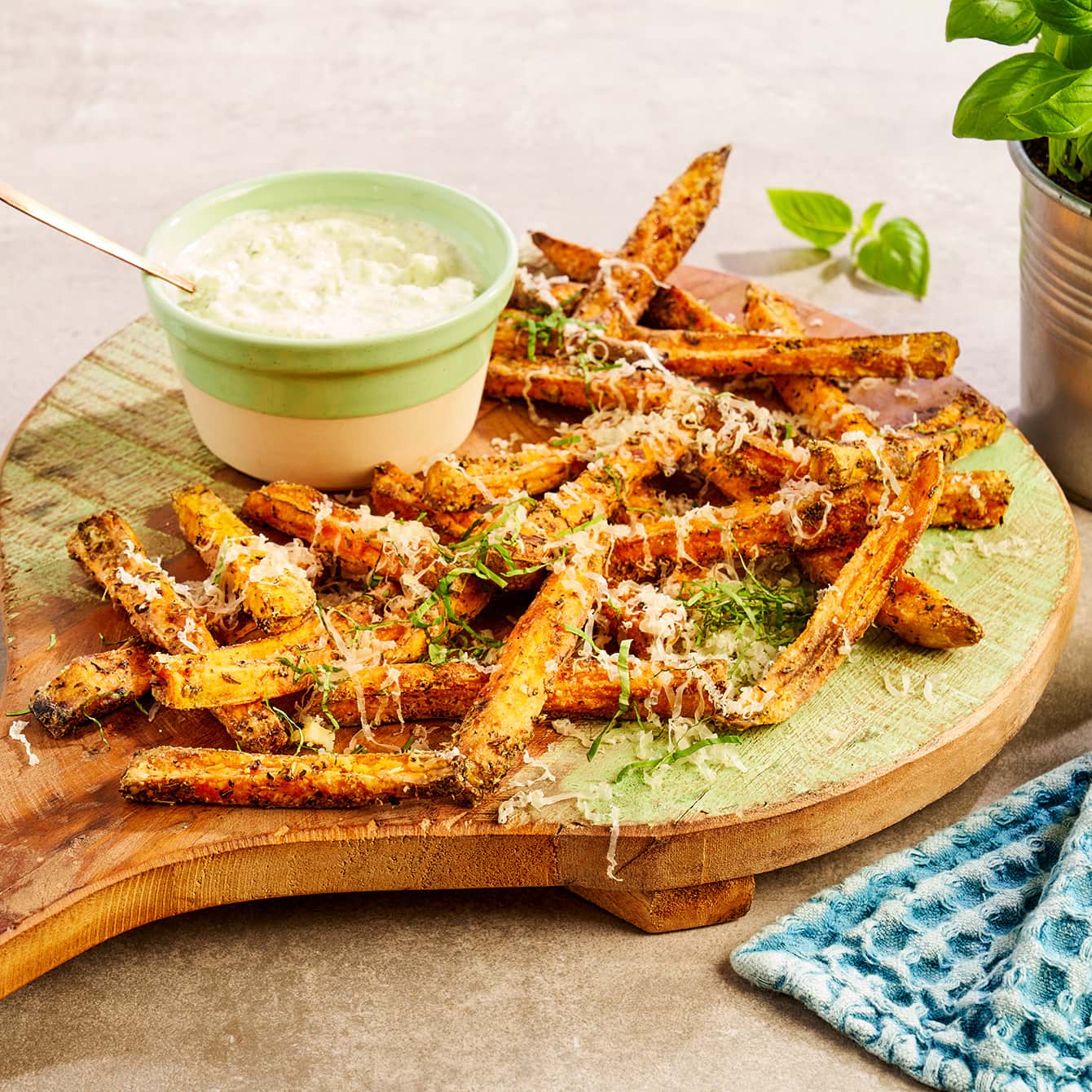 Zoete aardappelfrietjes met dip van pesto en fetakaas