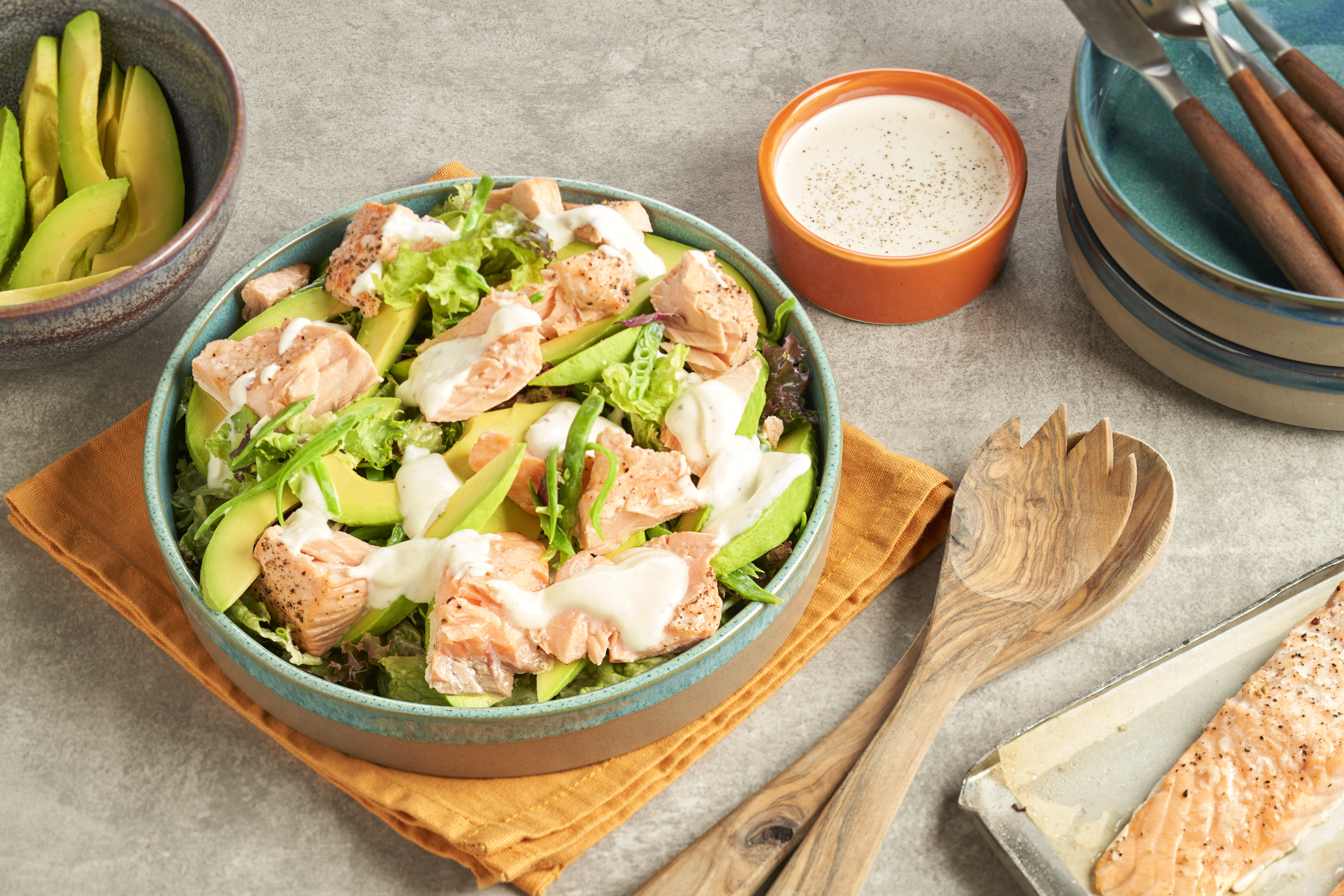 Lauwwarme salade van gepocheerde zalm met peultjes