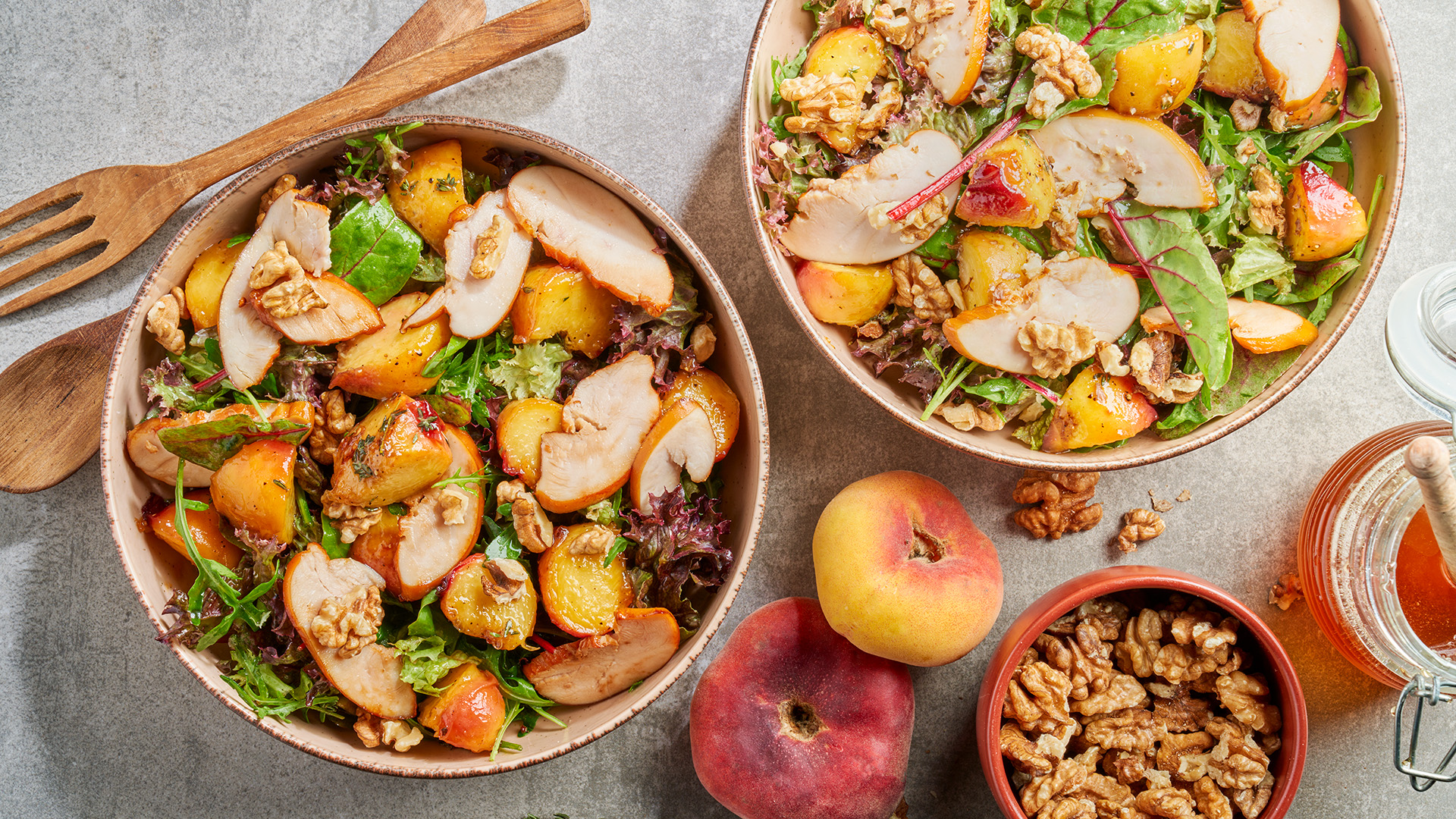 Salade van gekaramelliseerde perzik met gerookte kipfilet