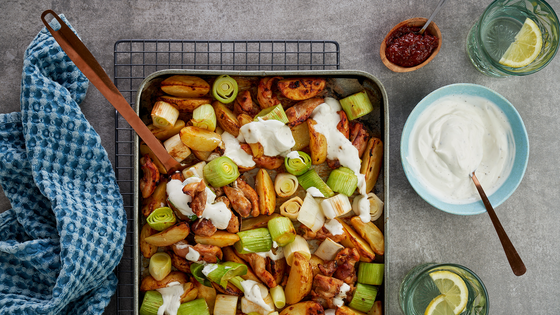 Traybake van kipdijfilet met aardappel en prei