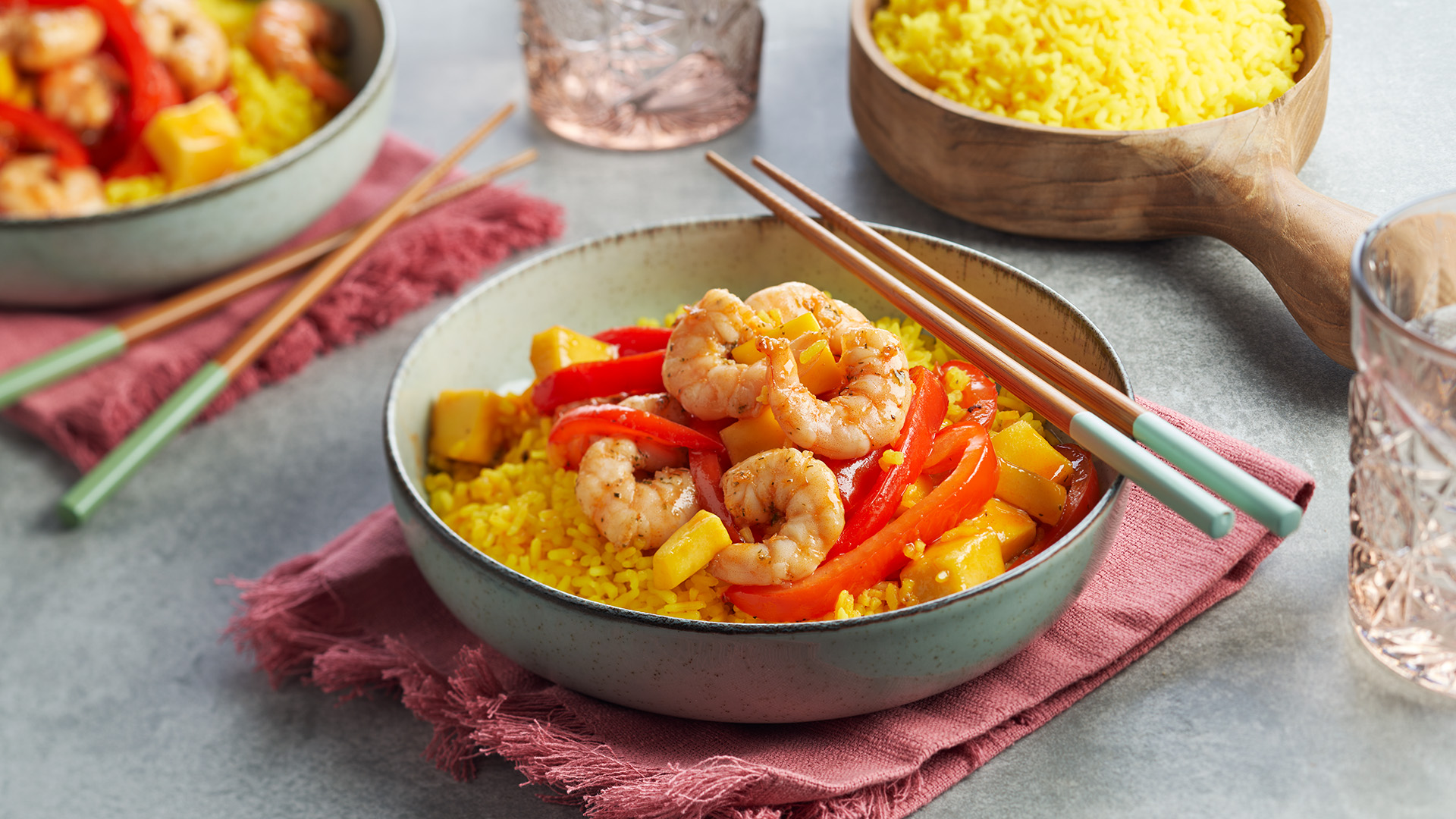 Zoetzure wokgarnalen met gele rijst
