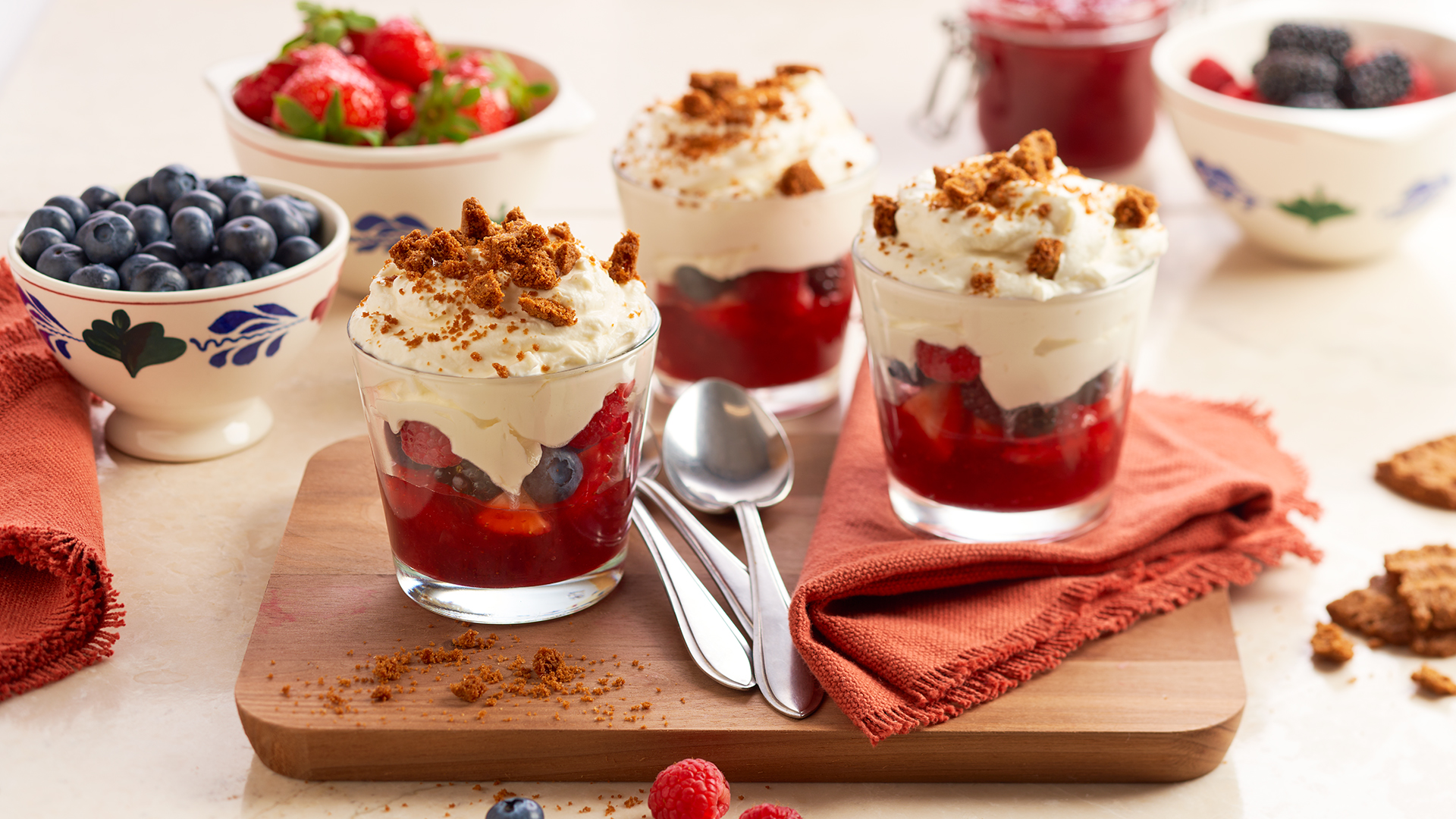 Hangop met roodfruit