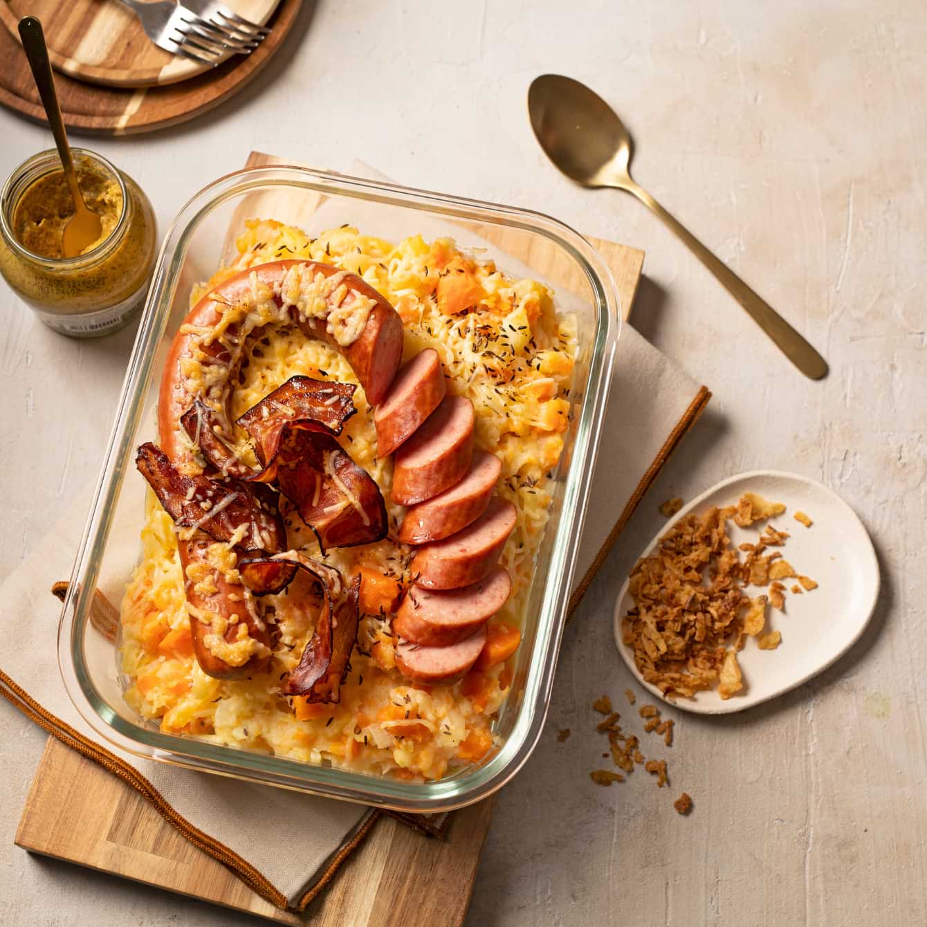 Hutspot met kaas, worst en spek