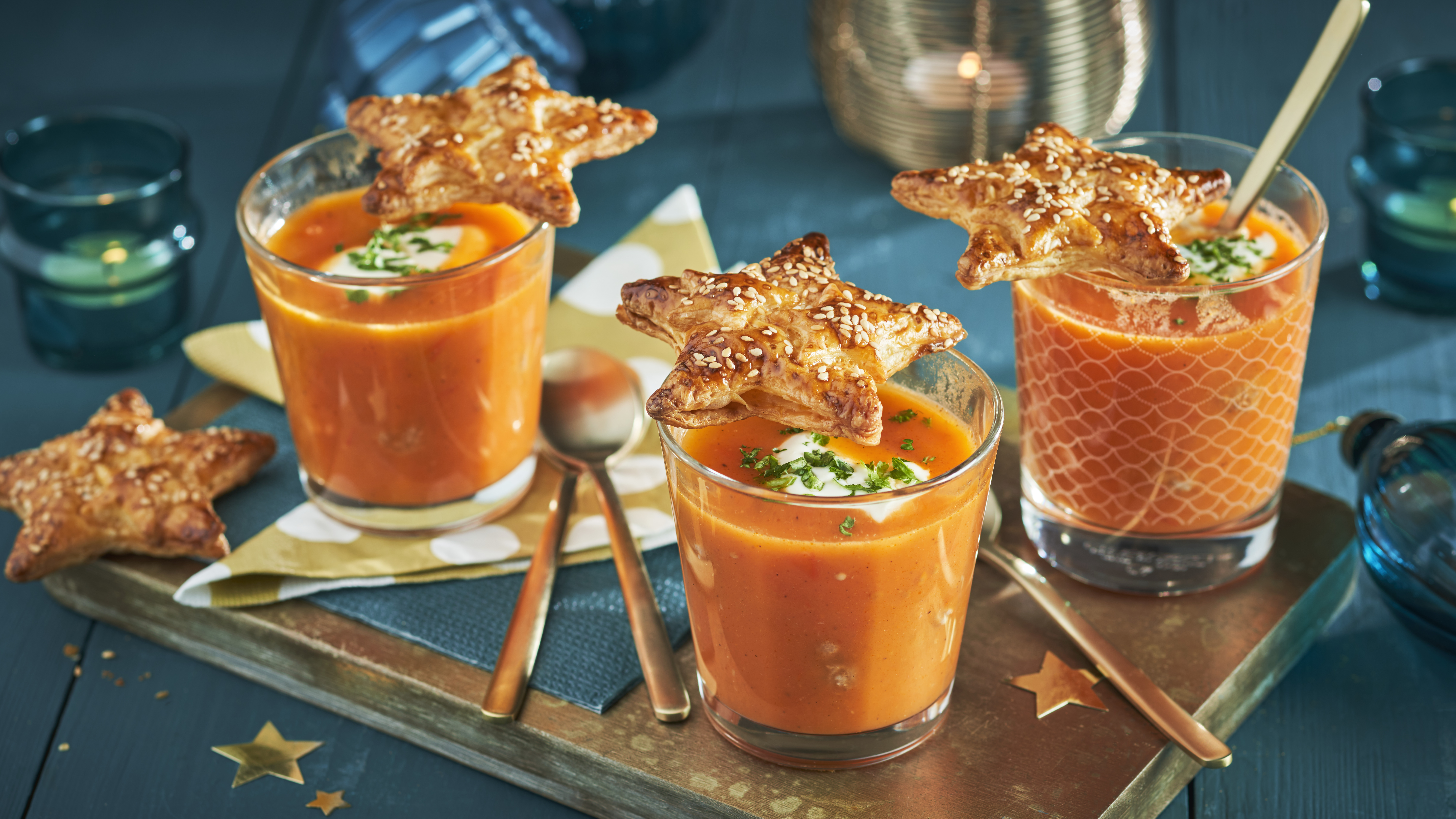 Tomatensoep met balletjes met een kerstster