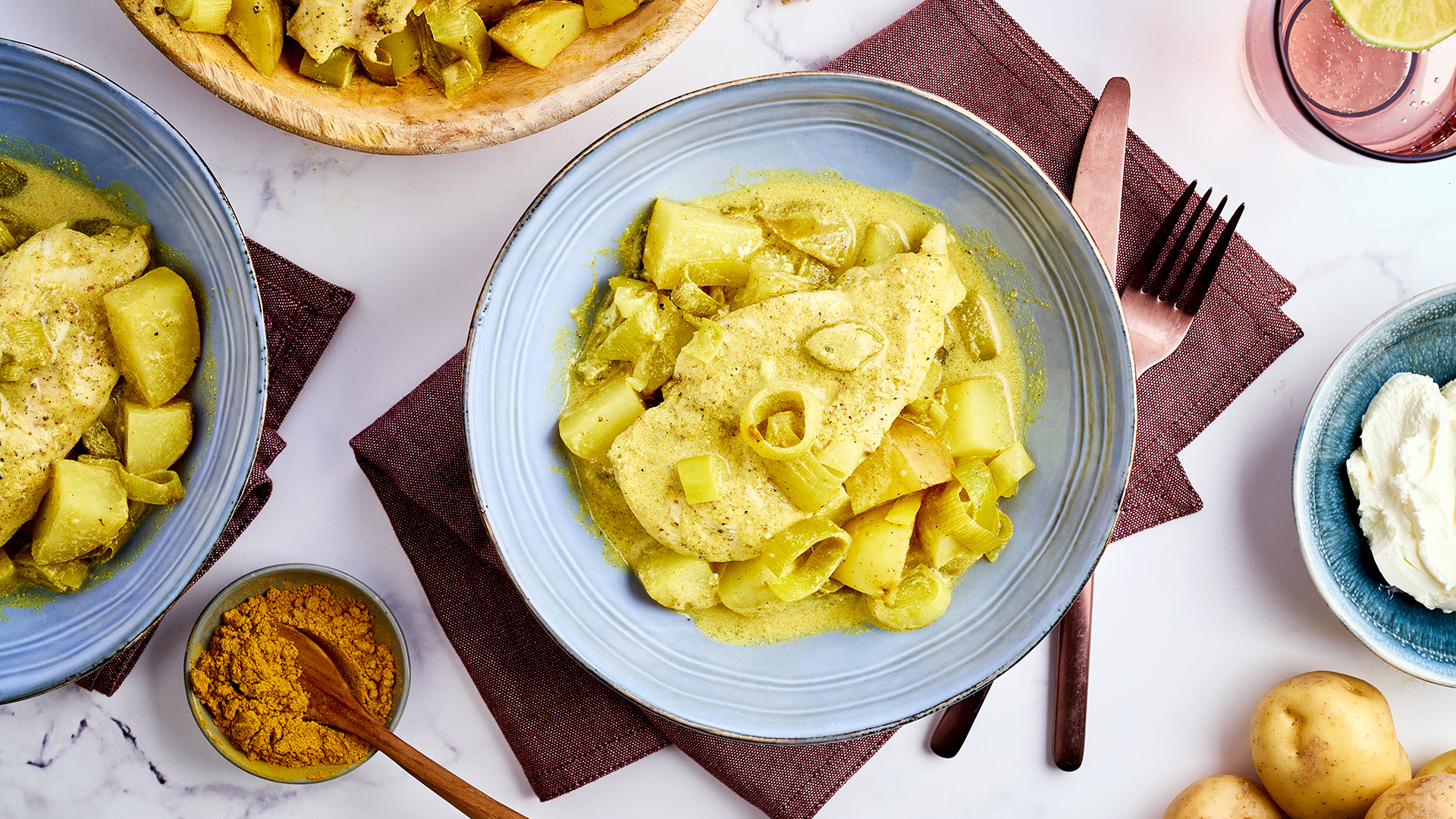 Gesmoorde kipfilet met prei in een lichte roomsaus