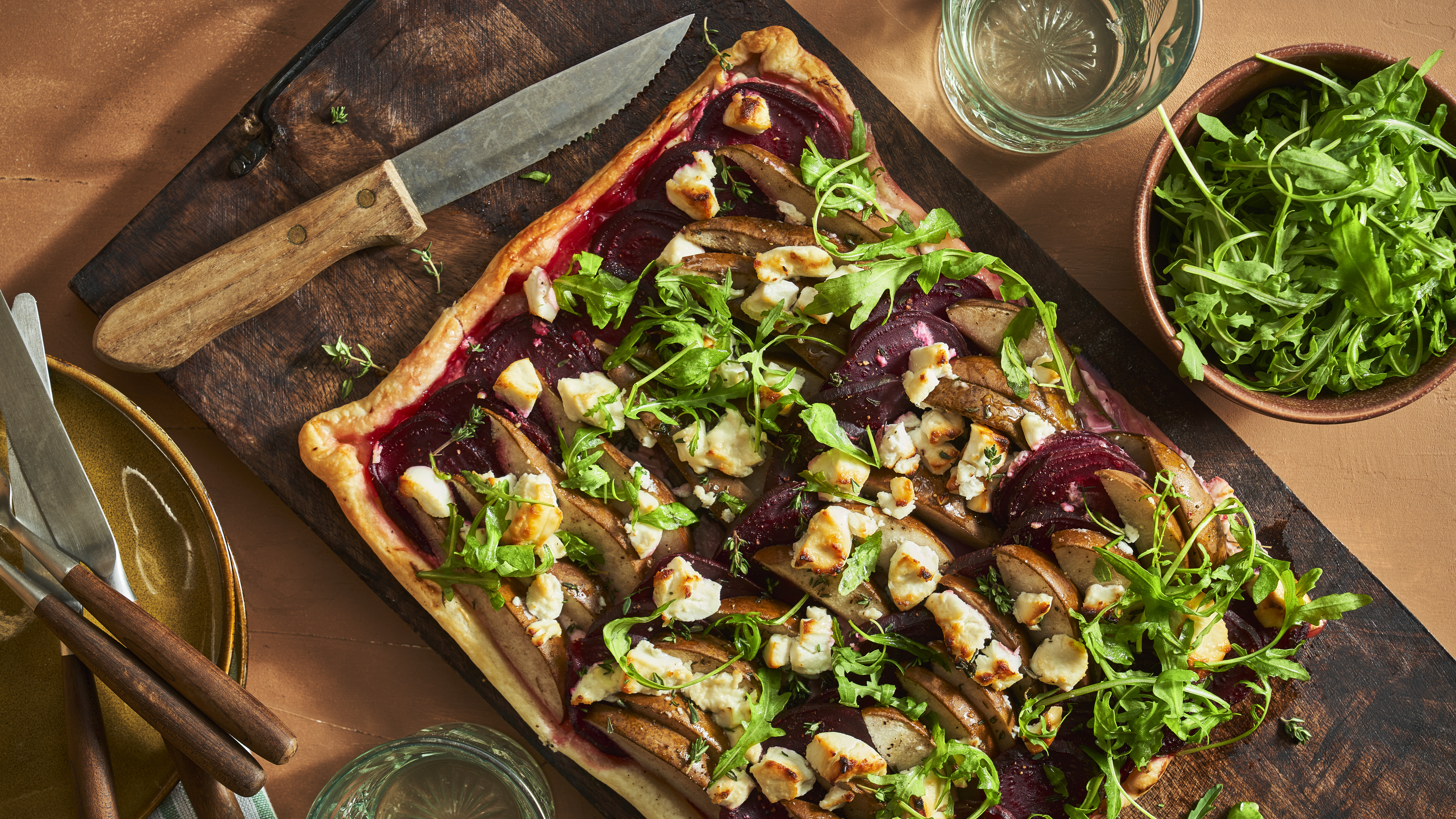 Plaattaart van rode biet, peer en verse geitenkaas