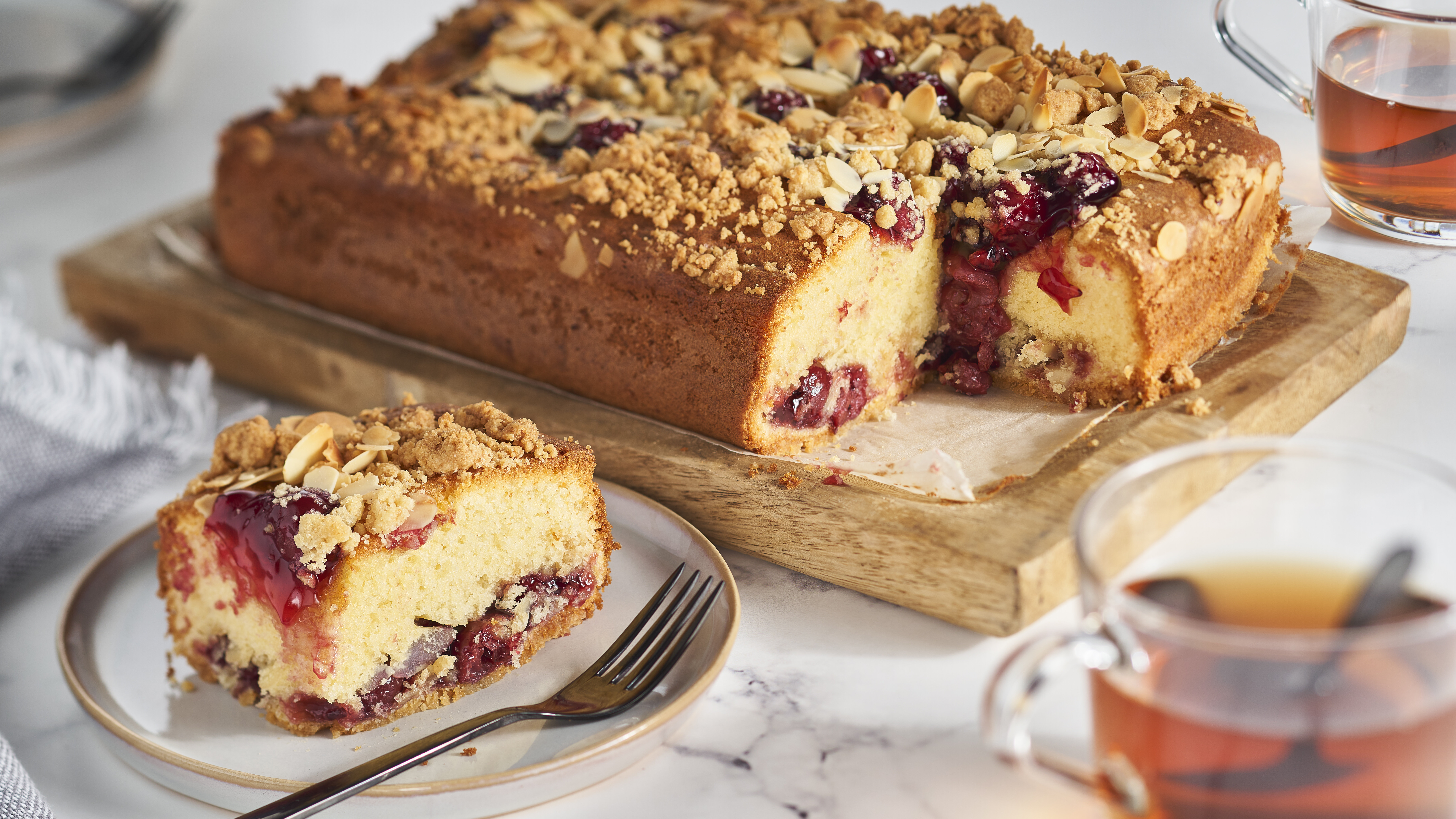 Kruimelcake met kersen en amandel