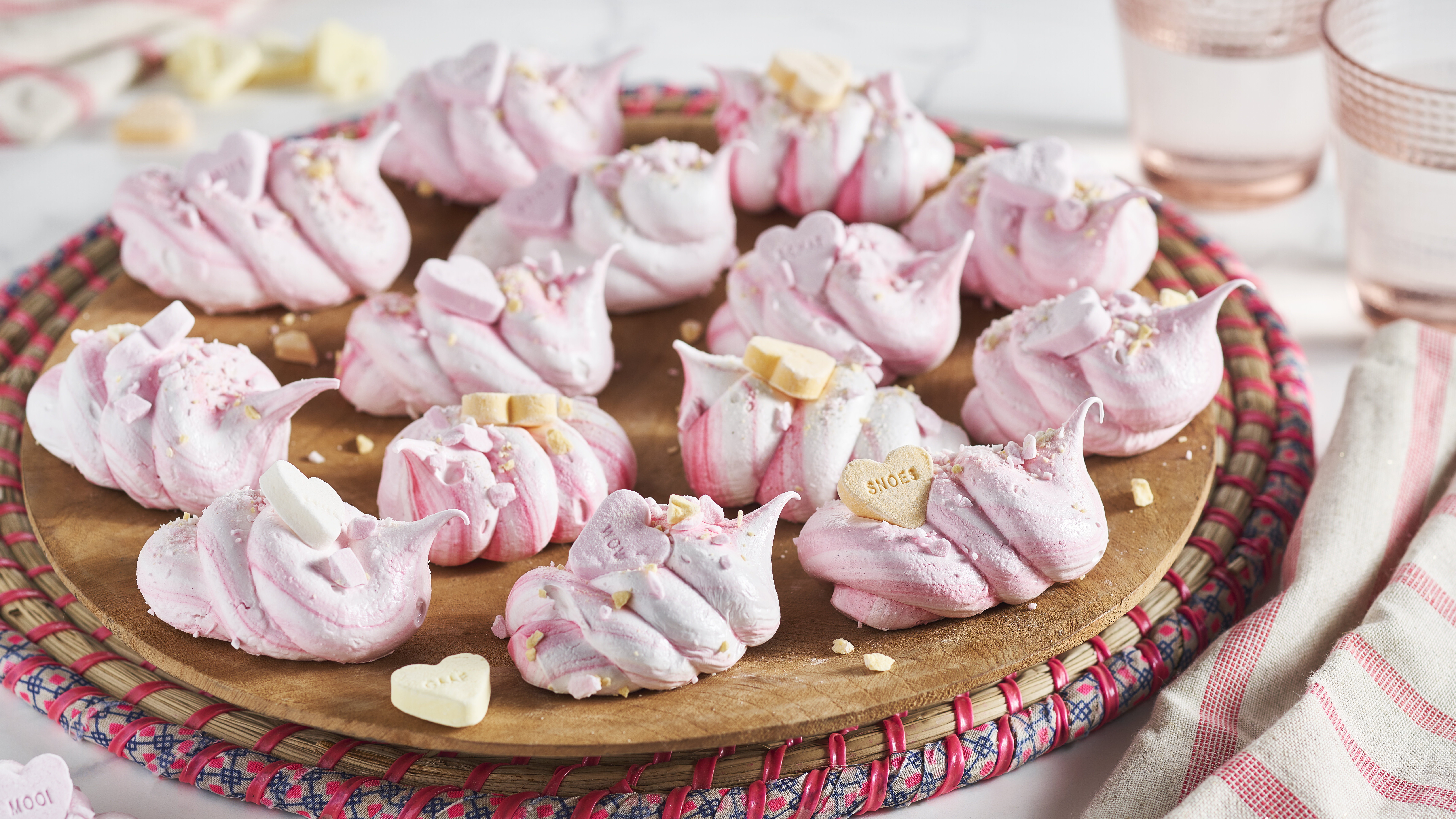 Knapperig meringueschuim met vruchtenhartjes