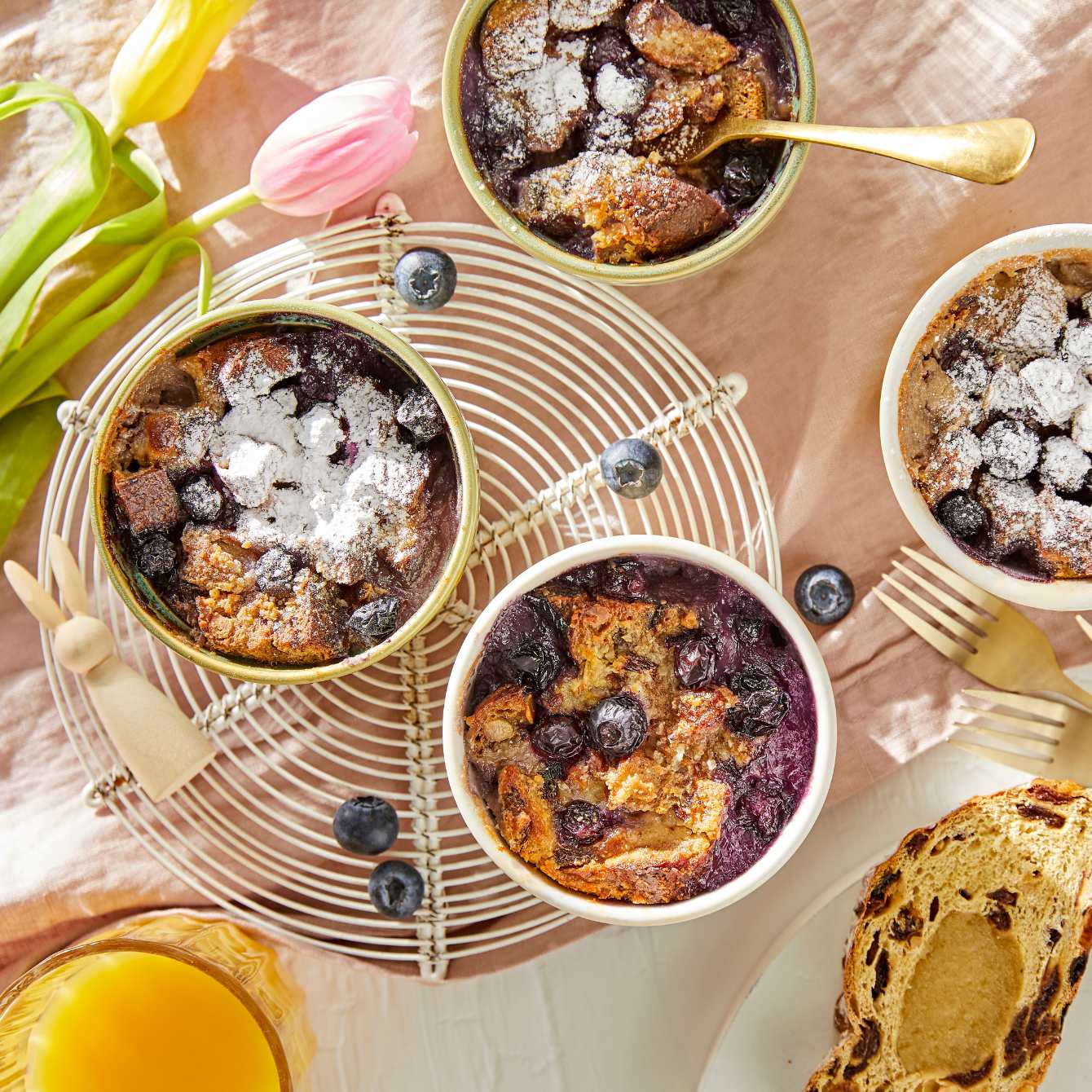 Mini vanillebreadpudding van stol met blauwe bessen