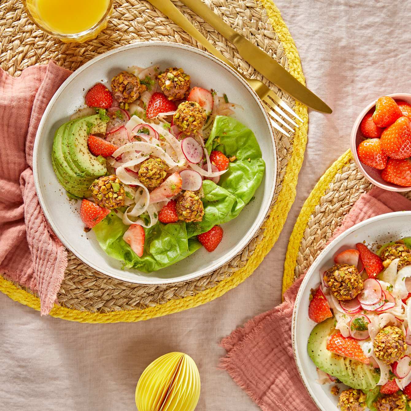 Venkelsalade met avocado, radijs, aardbeien en patéballetjes