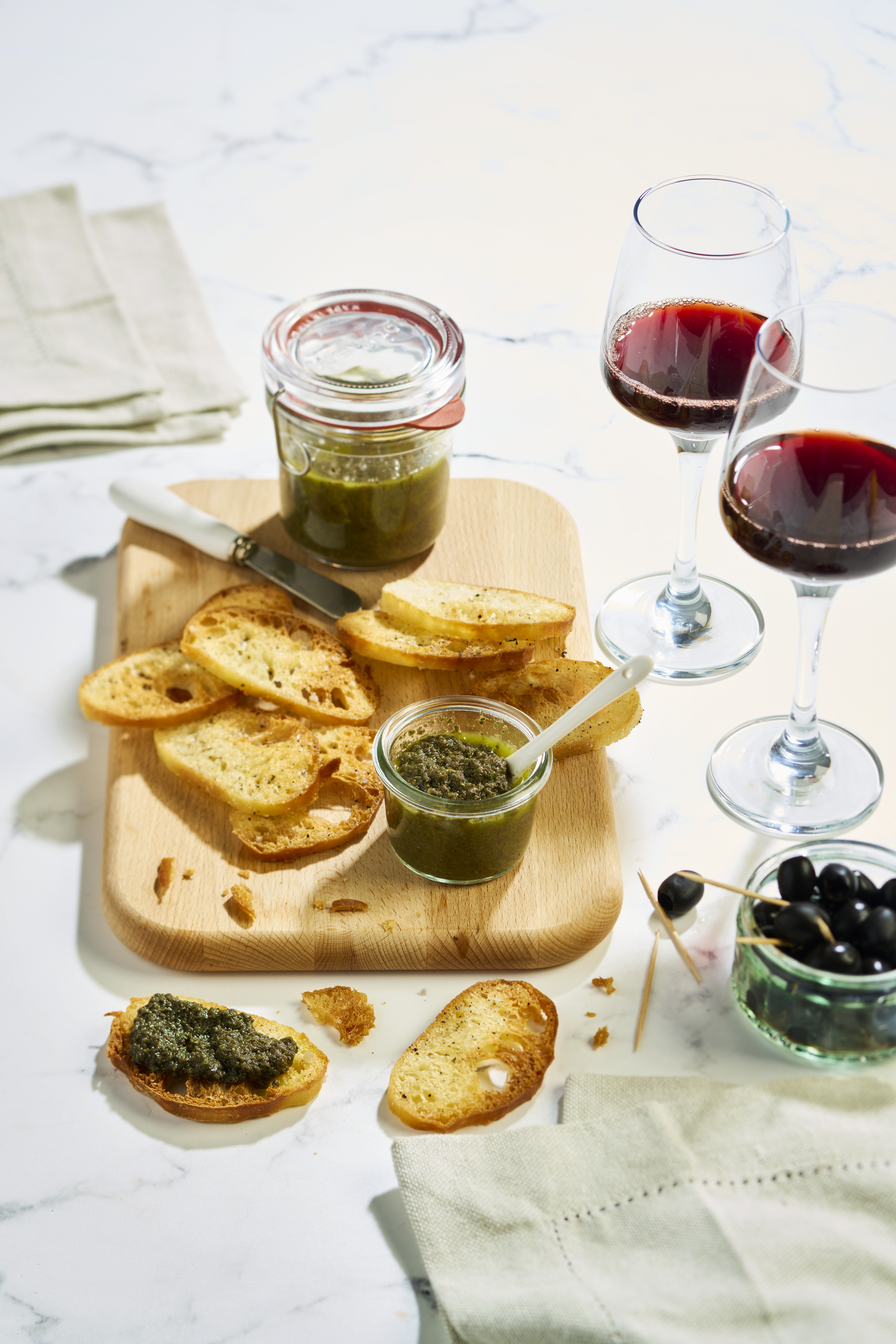 Olijventapenade met basilicum, citroen en ansjovis