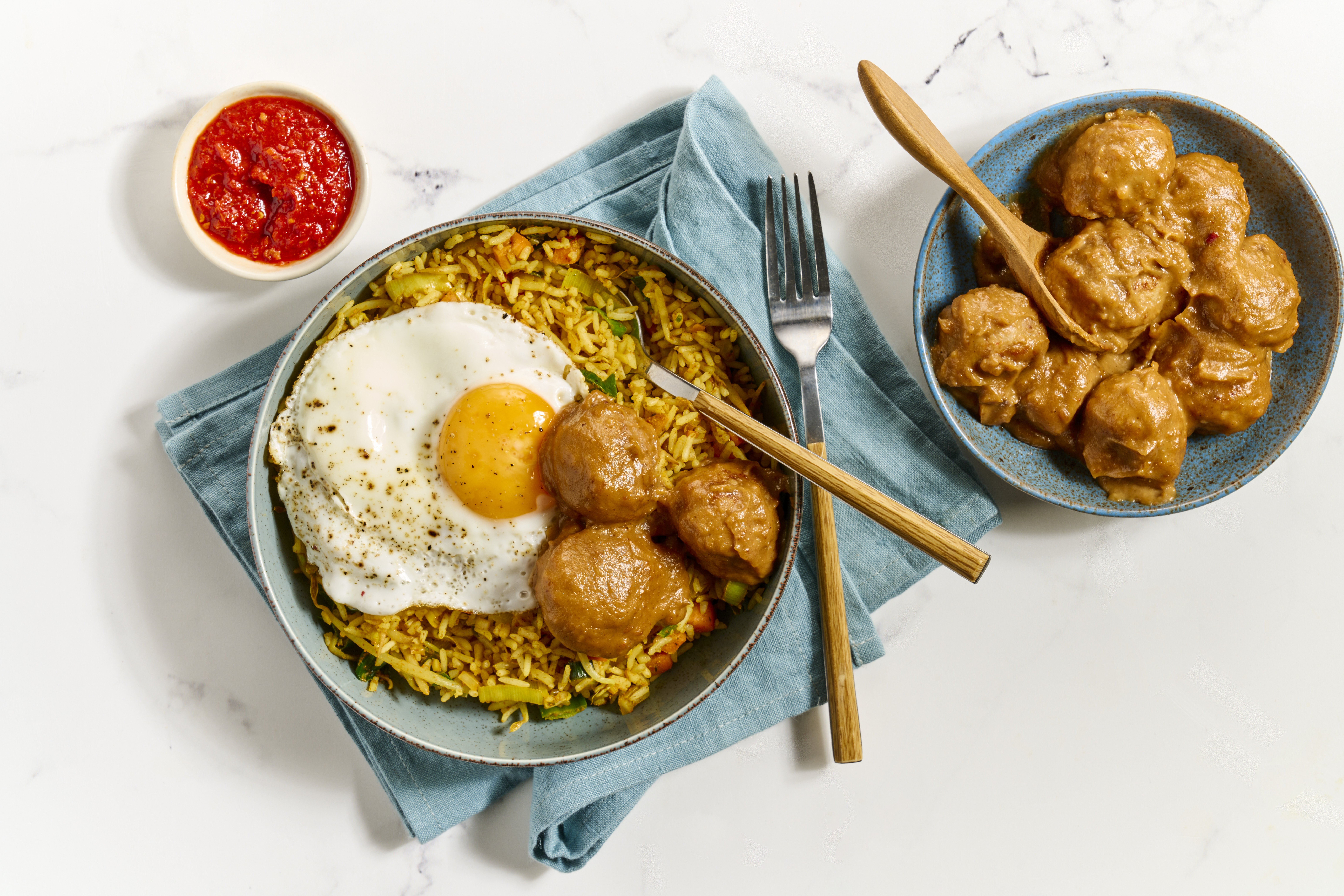 Kipgehaktballetjes in satésaus met een snelle nasi