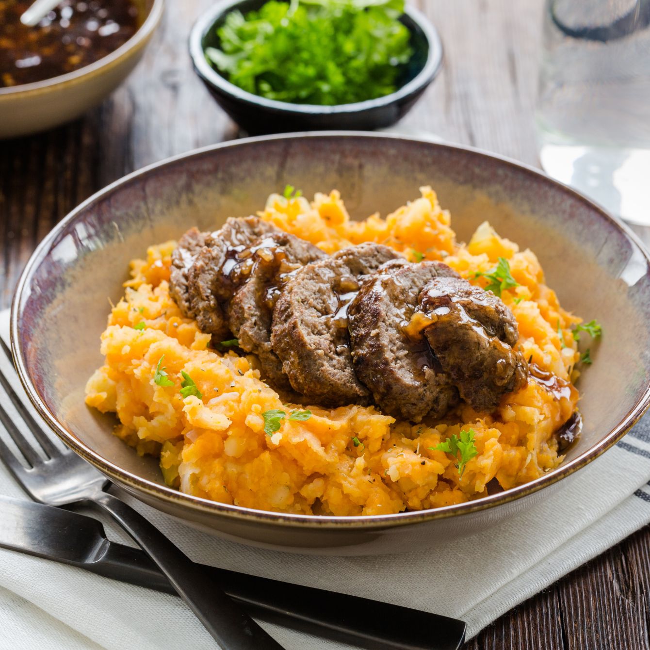 Claudia's zoete-aardappelhutspot met tijm-gehaktballen