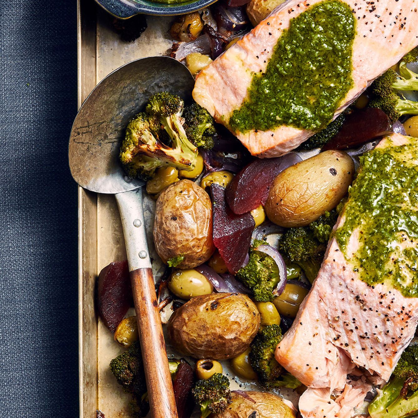 Traybake met zalm, ovengroenten en dillepesto