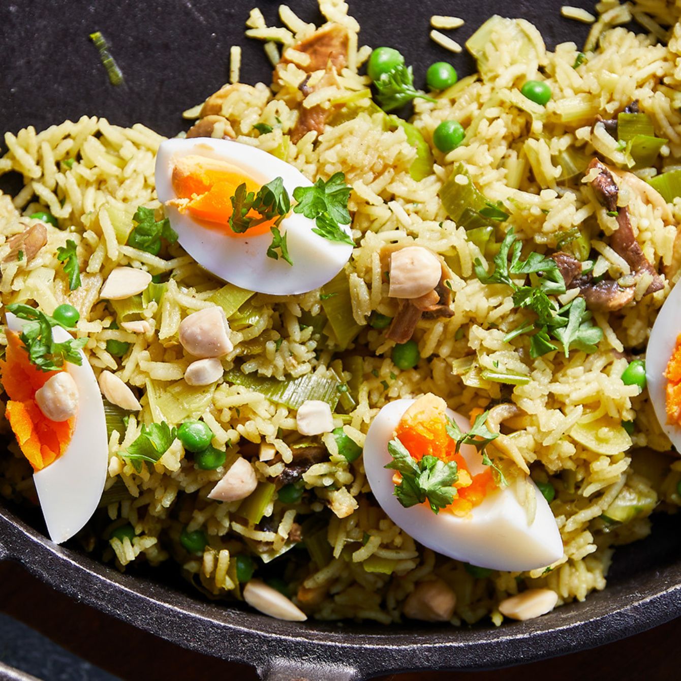 Eenpansrijst met champignons, ei en amandelen