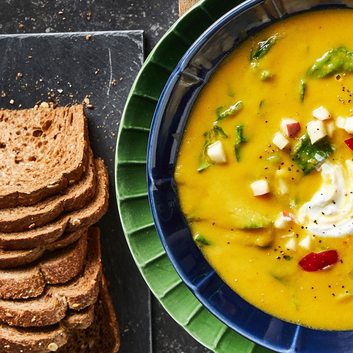 Pompoensoep met spinazie en knoflookyoghurt