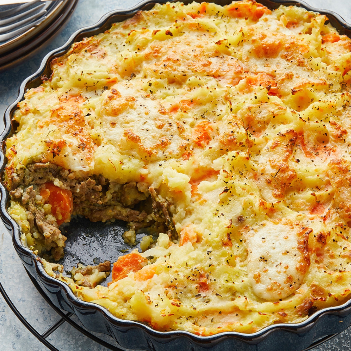 Hutspotschotel met pestogehakt en mozzarella