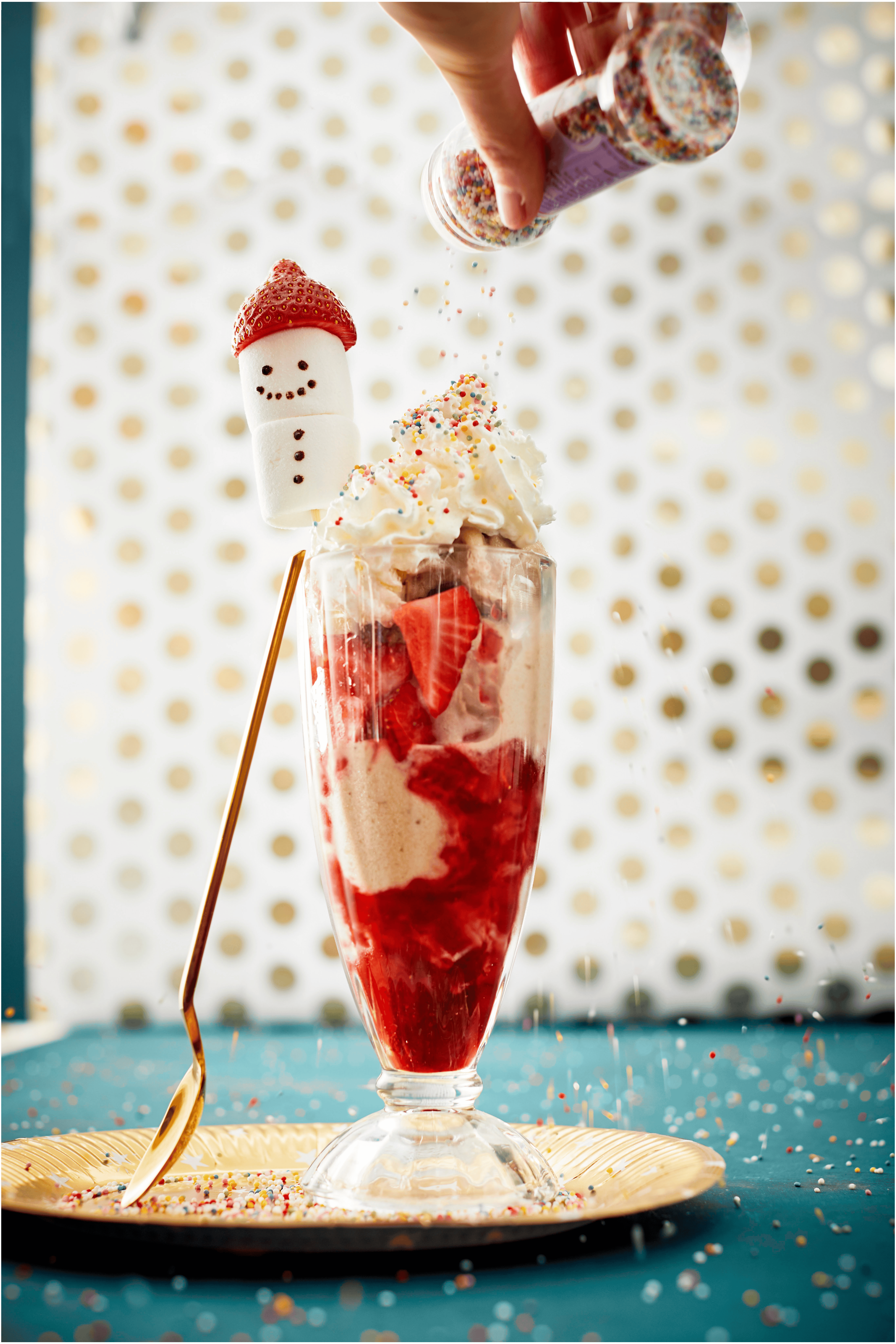 Sorbet van bananenijs met aardbeien