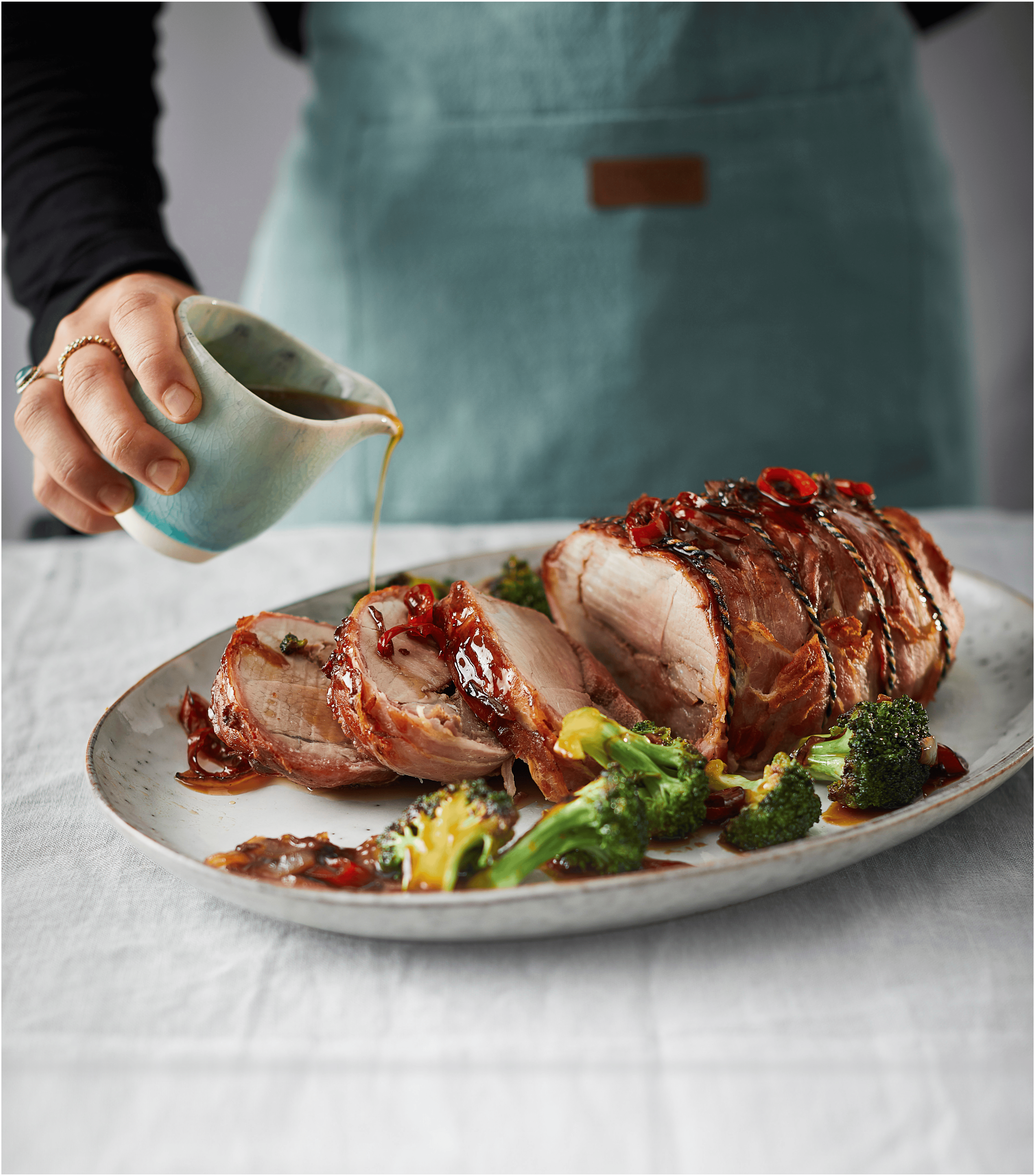 Varkensrollade met five spice, spek en broccoli