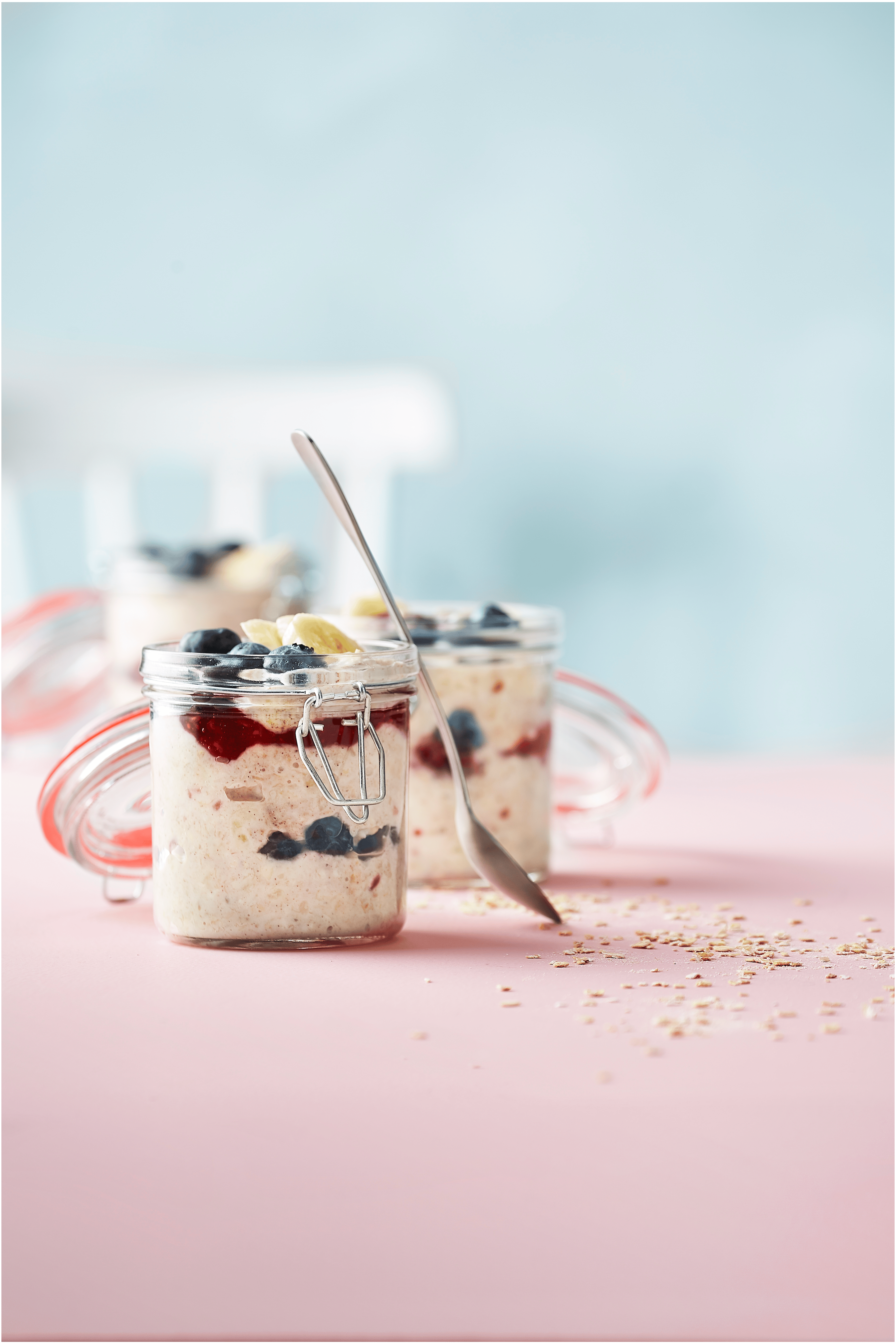 Overnight oats met banaan en blauwe bessen