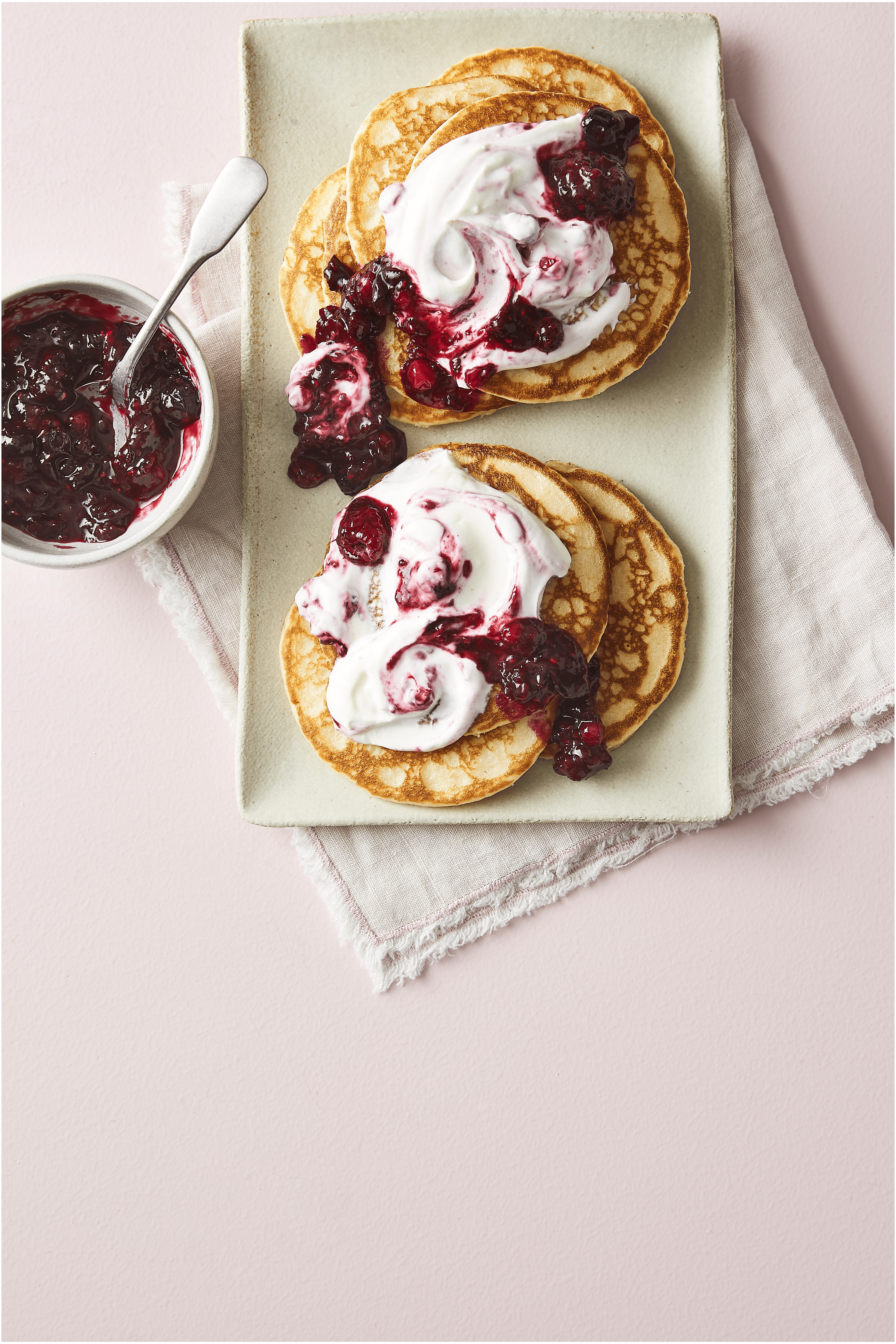 American pancakes met rode vruchtensaus en yoghurt
