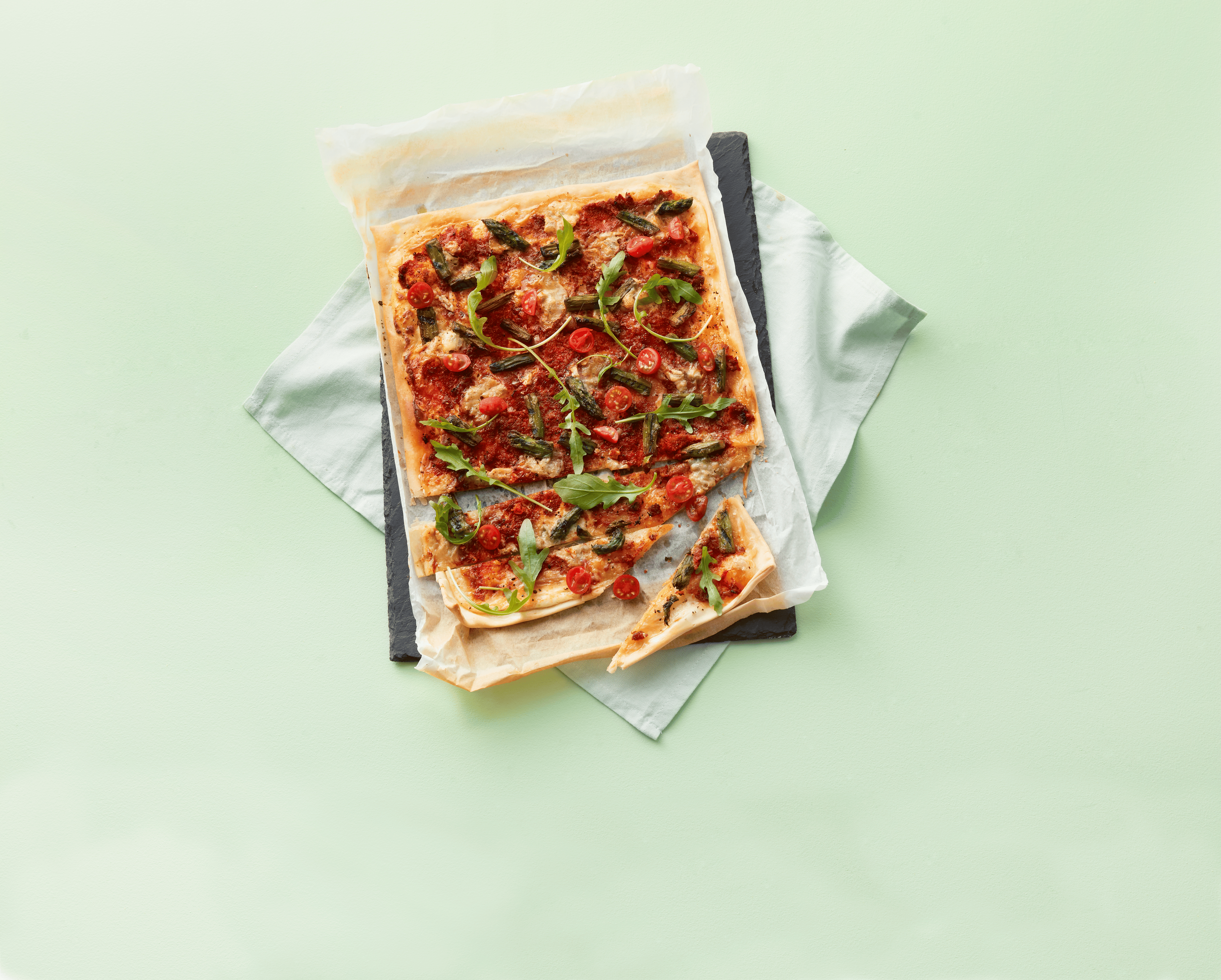 Flammkuchen met gegrilde asperges en gorgonzola