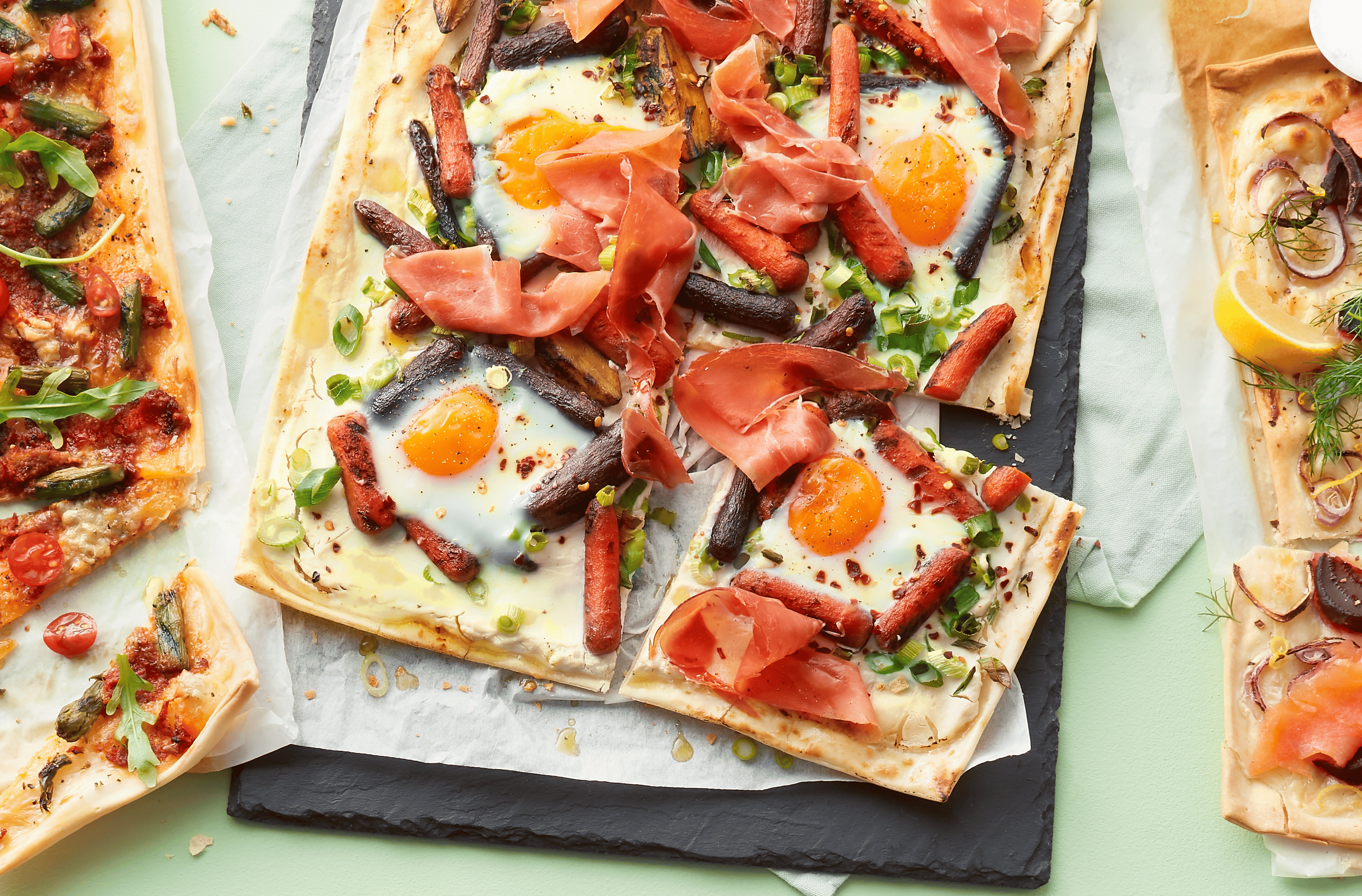 Flammkuchen met gegrilde regenboogpeentjes en ham
