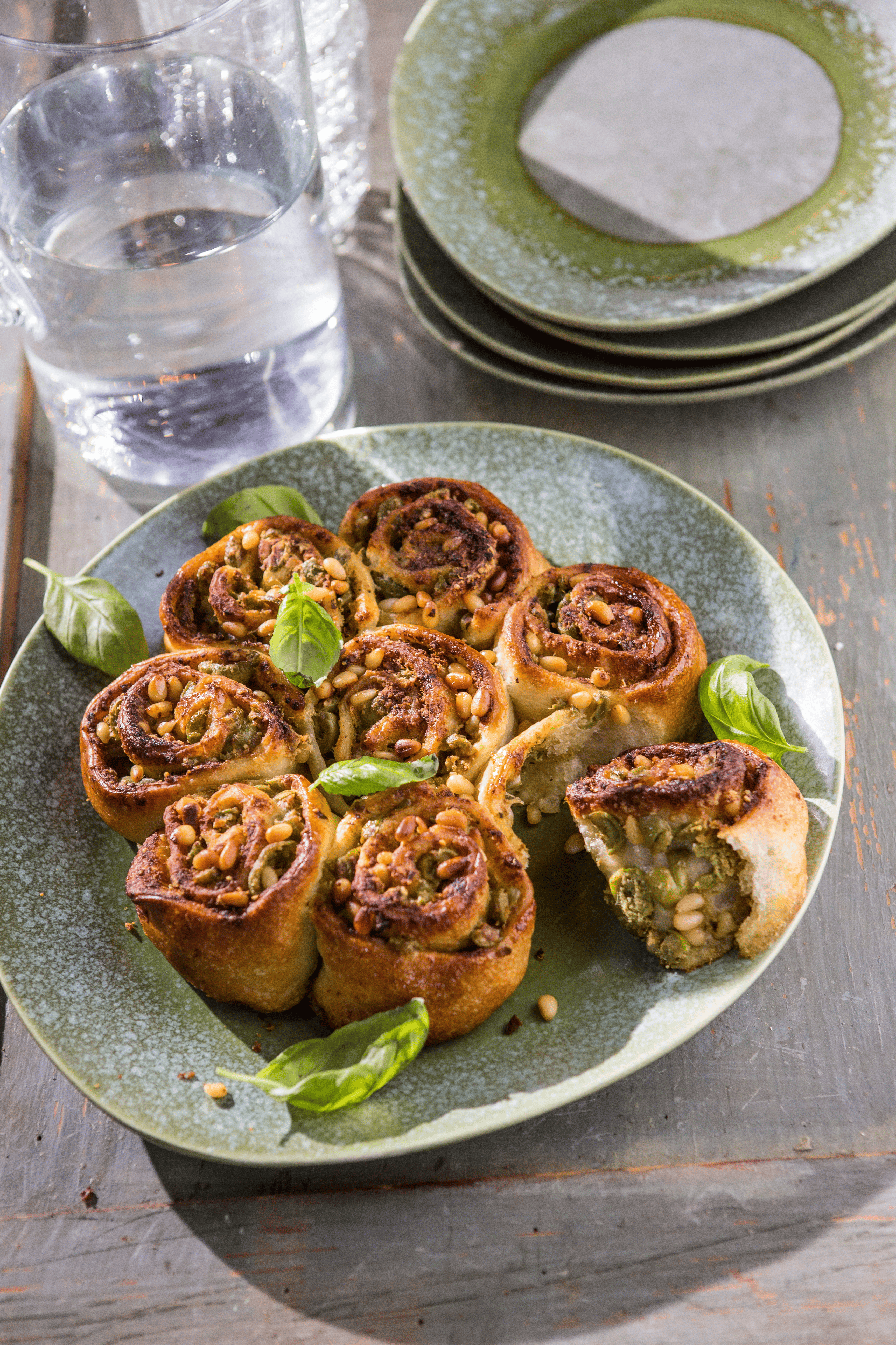 Breekbrood met pesto en olijven