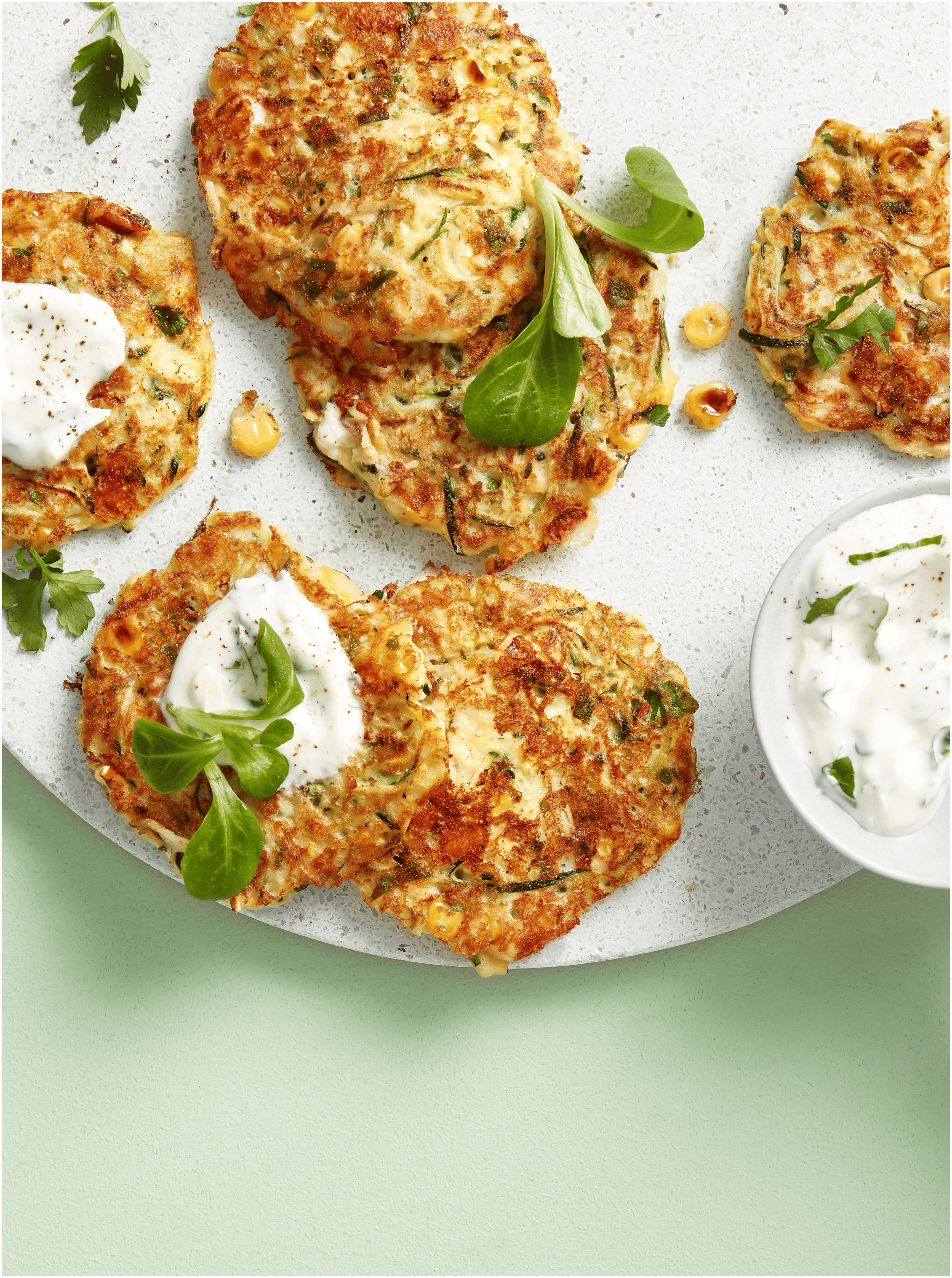 Mais-courgettekoekjes met dip en veldsla