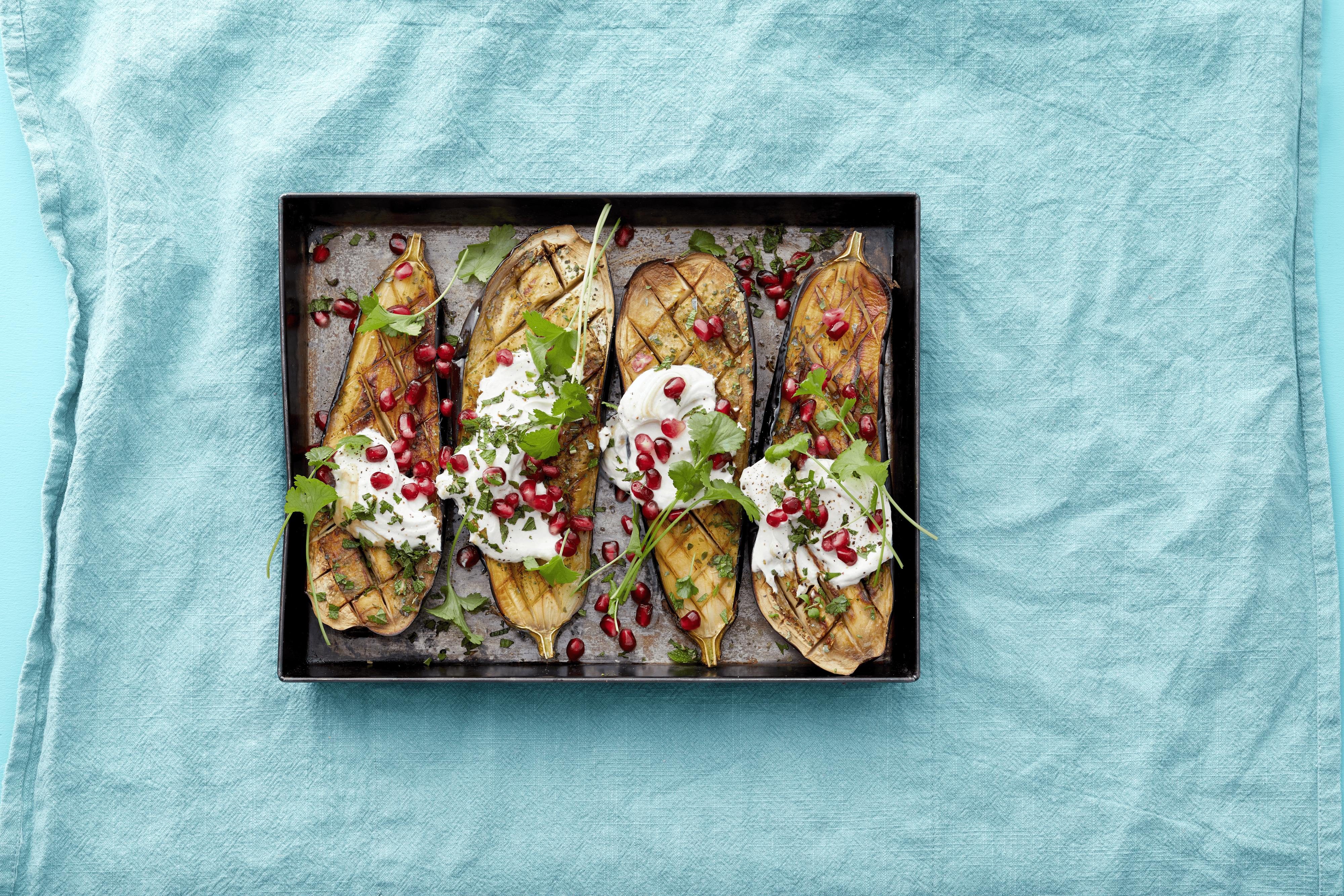 Aubergine met tahinyoghurt, granaatappel en munt
