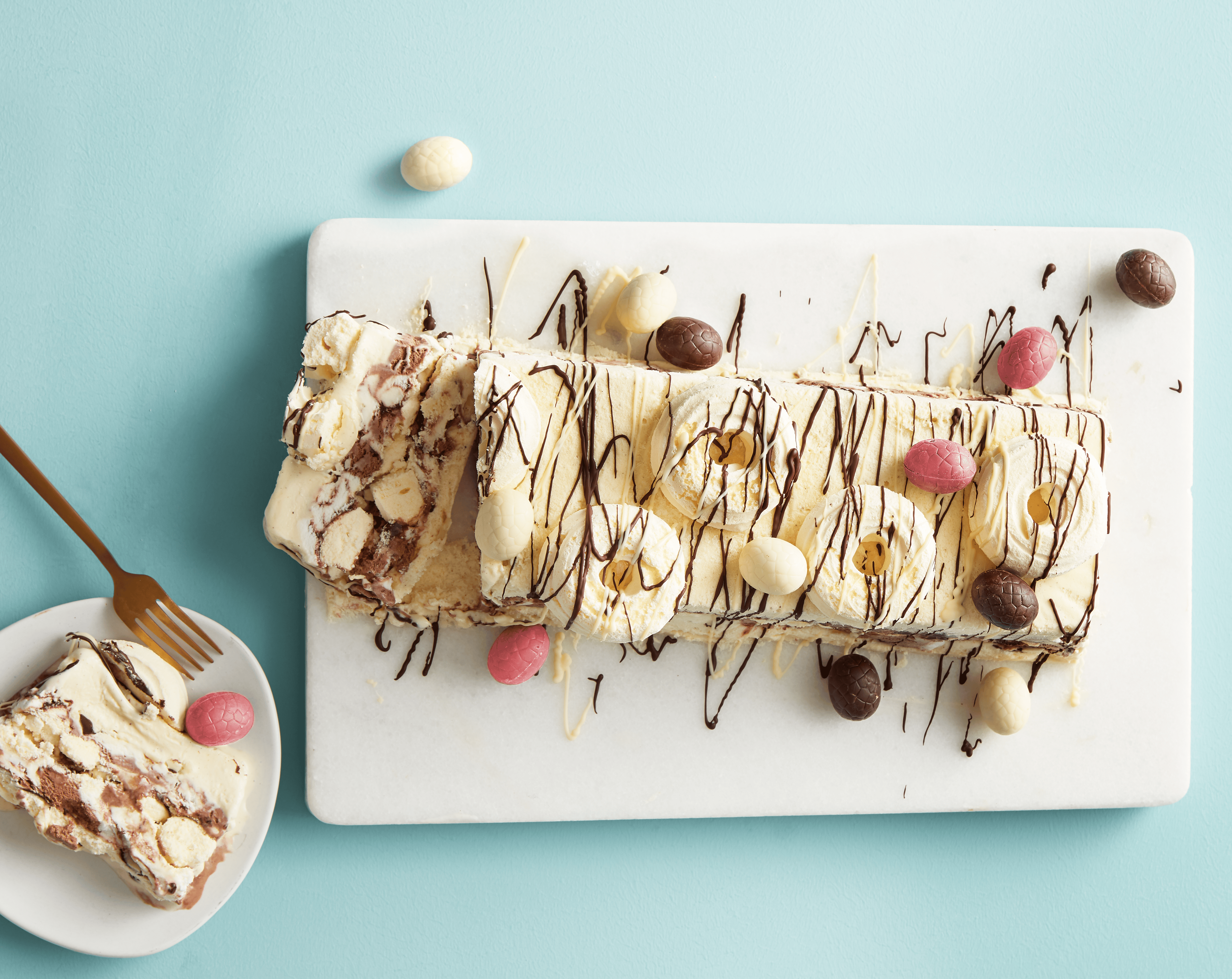 Triple chocolate meringue ijstaart