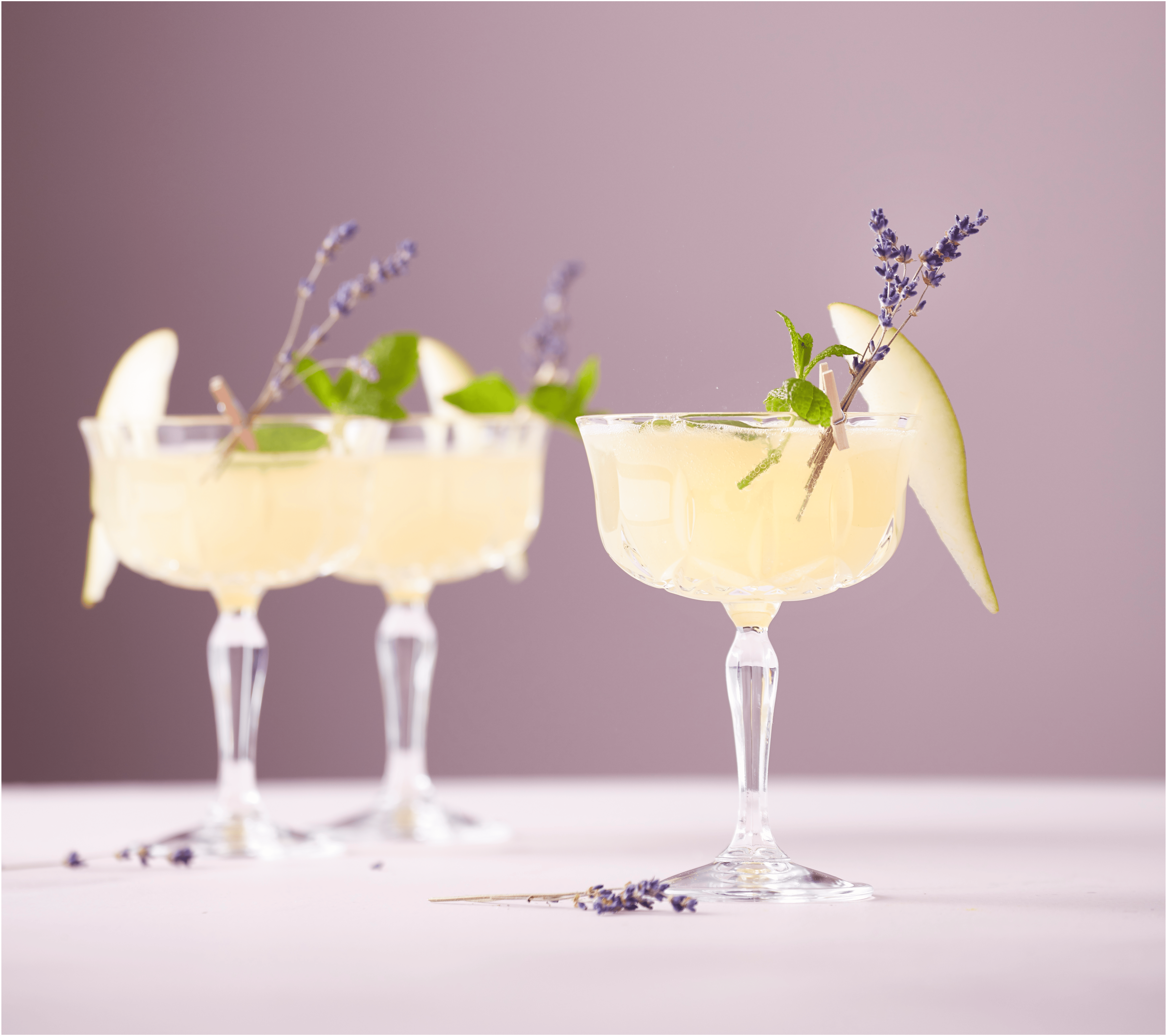 Cocktail met peer, vlier en munt