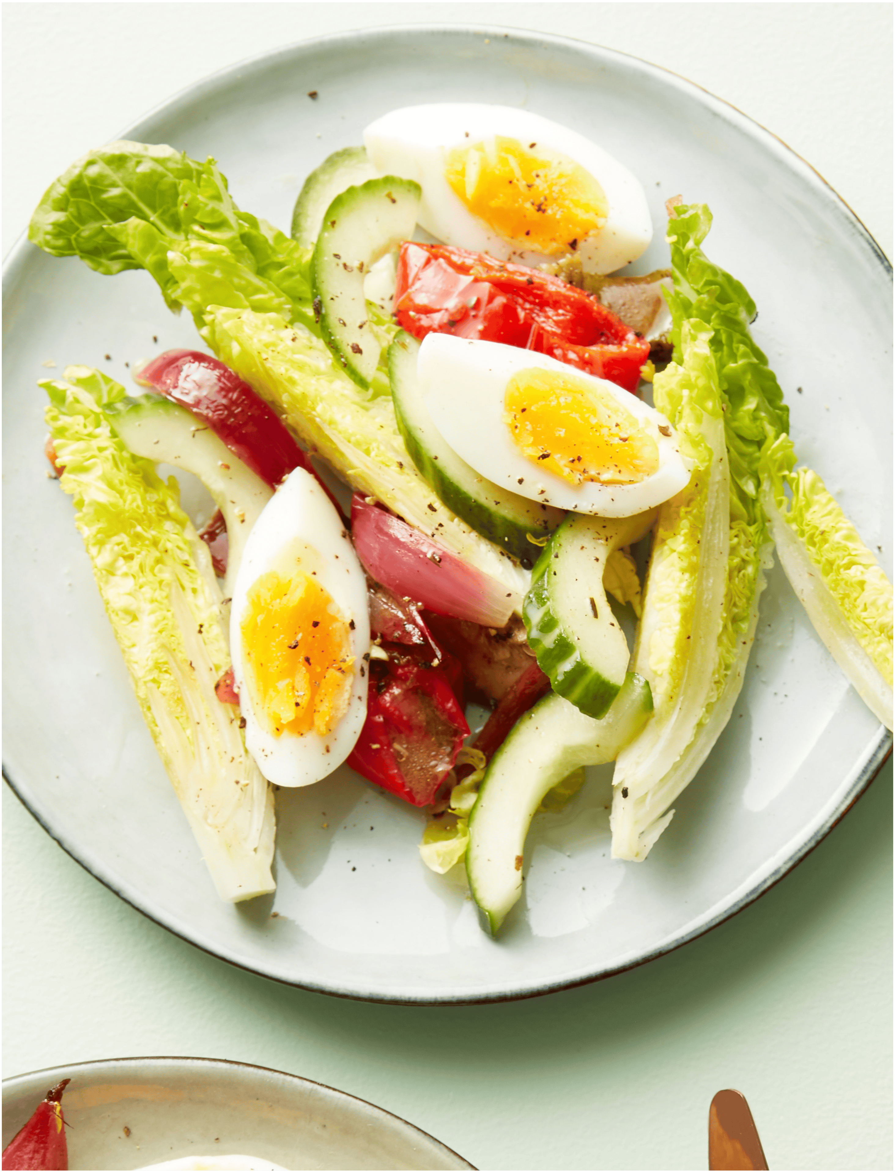 Salade met gegrilde groente en ei