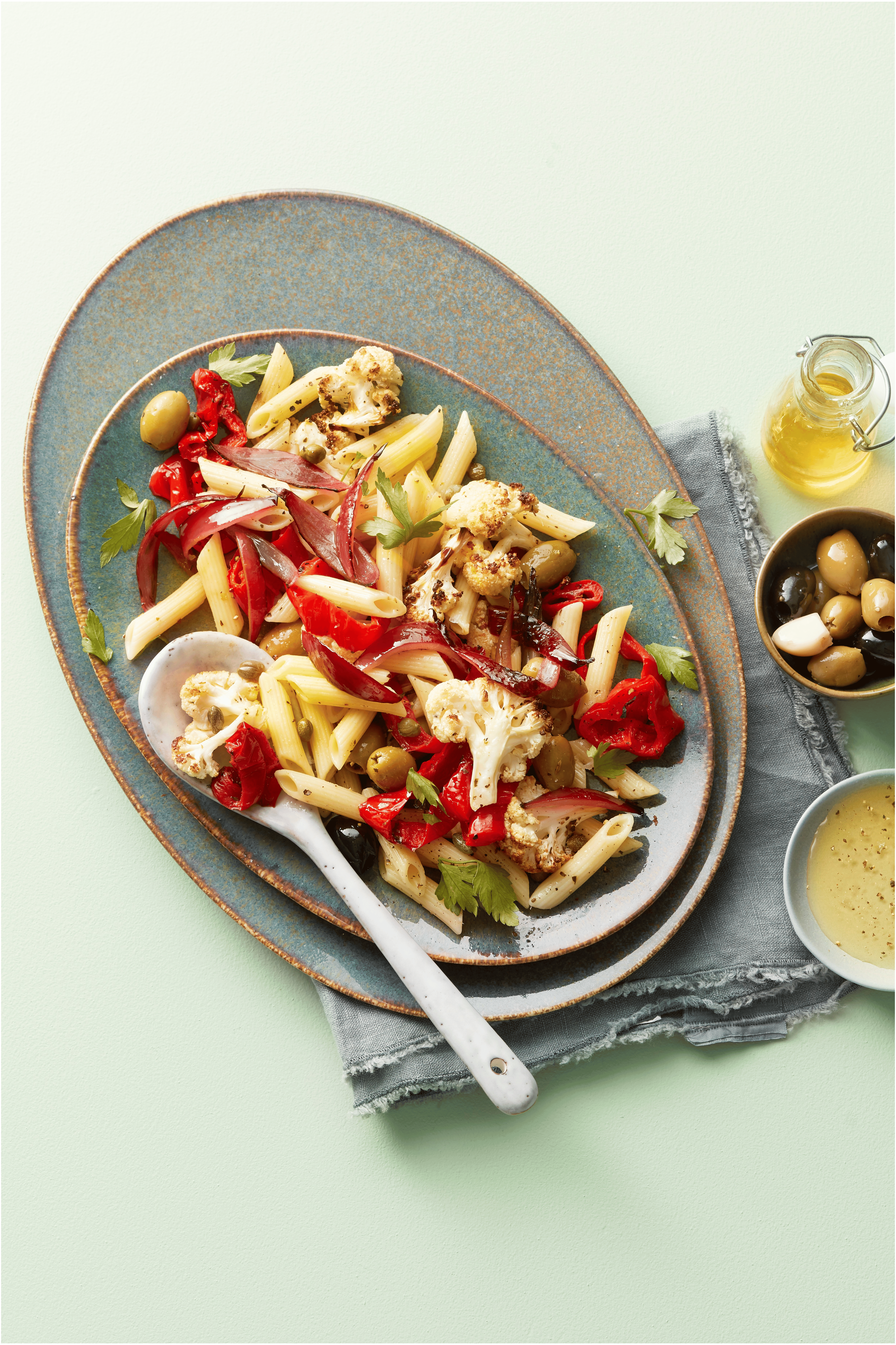 Pastasalade met paprika, bloemkool en kappertjes