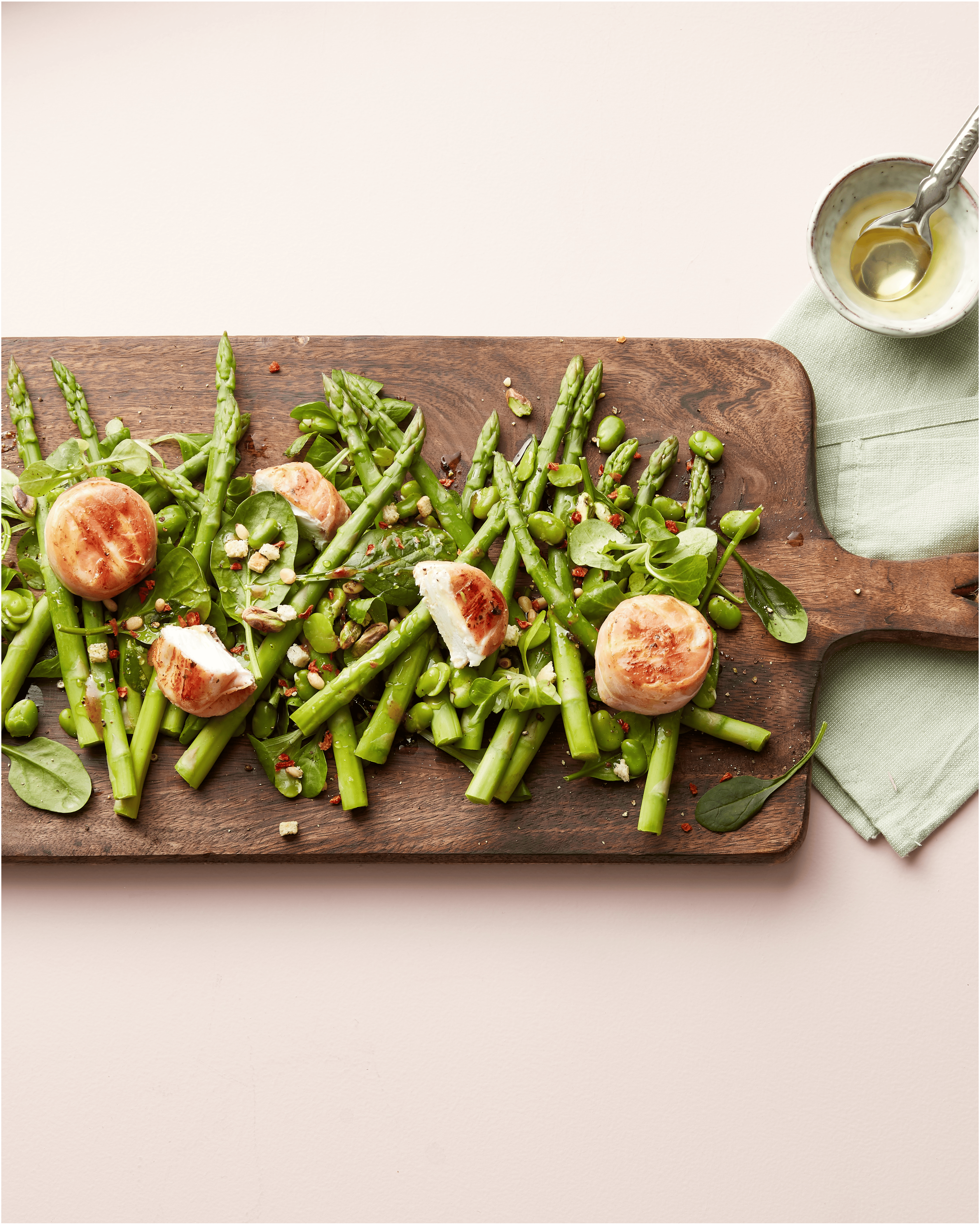Maaltijdsalade met asperges, tuinbonen en geitenkaas
