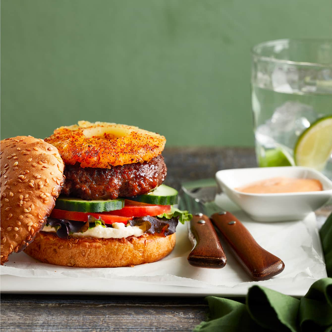 Vegaburger met geroosterde ananas en chili-mayo