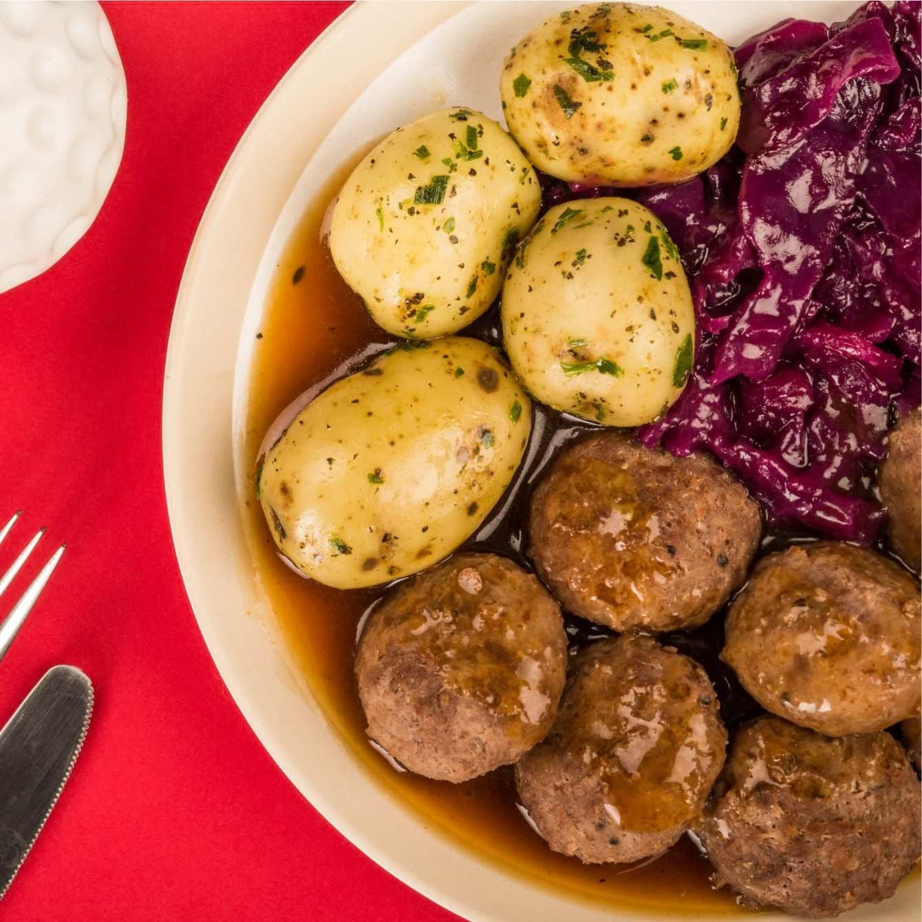 Rode kool met gehaktbal en geroosterde aardappels